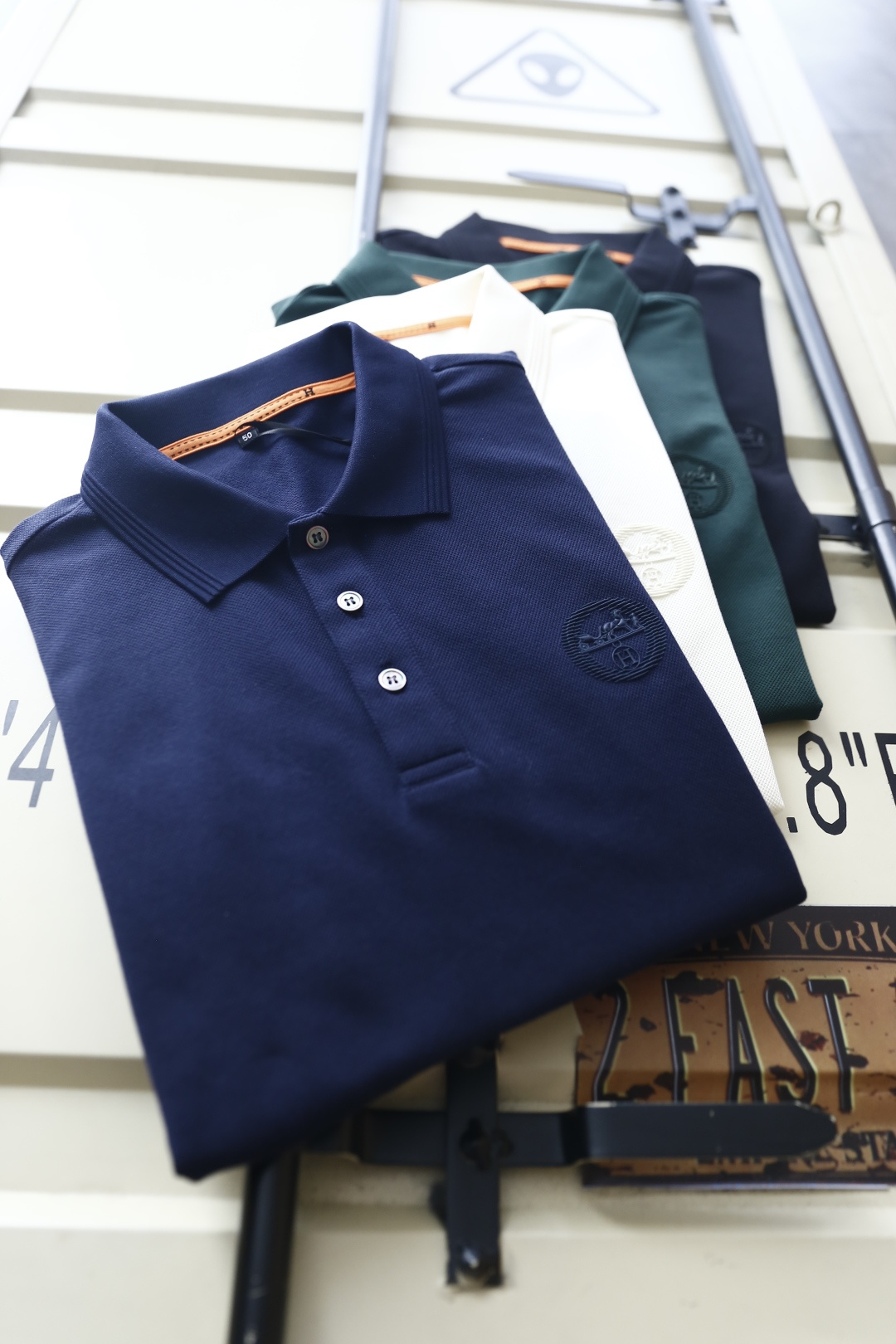 🔥爱马仕.26夏季新品！时尚男士利落翻领Polo衫👍搭配三粒扣门襟，勾勒经典雅致的版型线条。领部细节考究