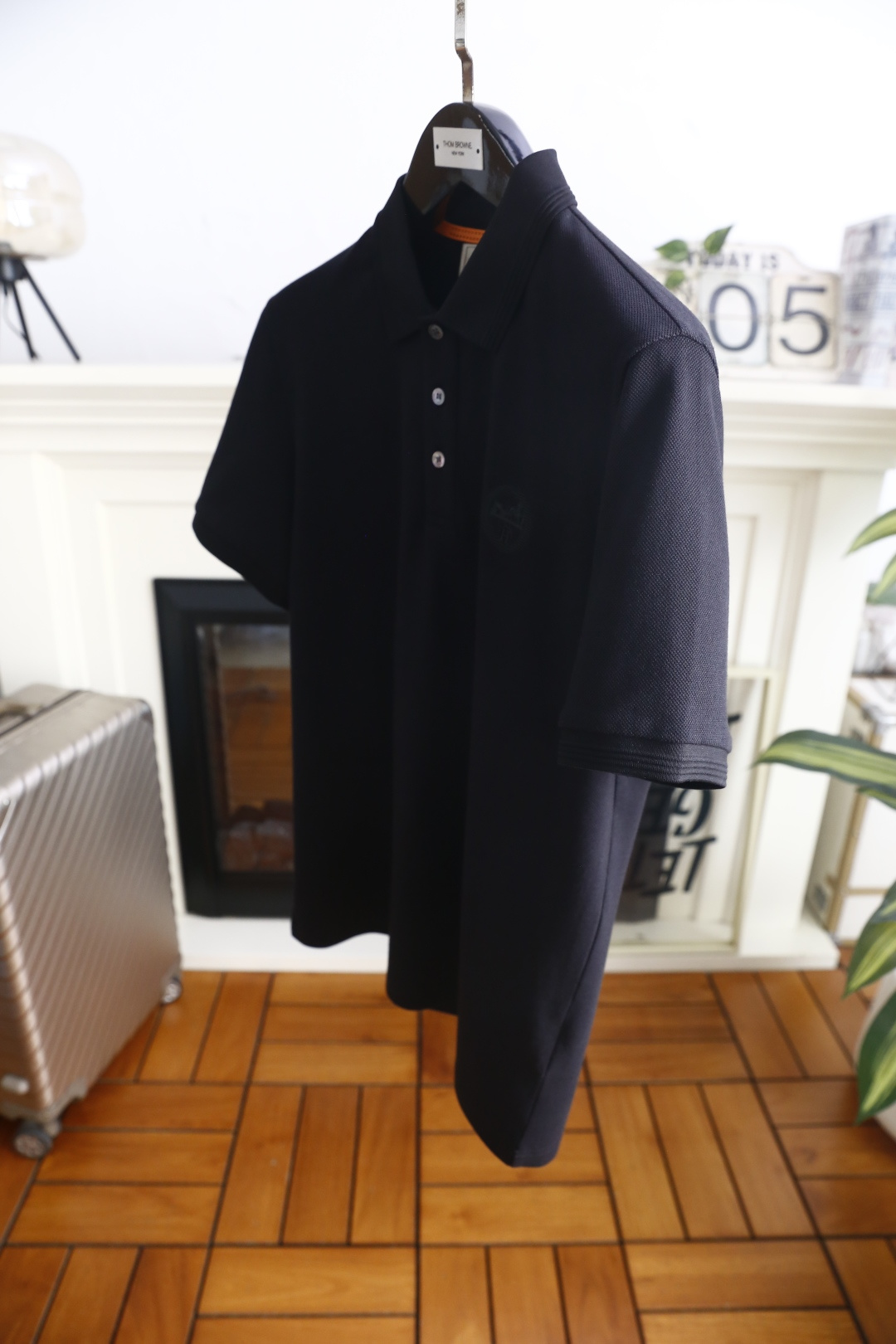 🔥爱马仕.26夏季新品！时尚男士利落翻领Polo衫👍搭配三粒扣门襟，勾勒经典雅致的版型线条。领部细节考究