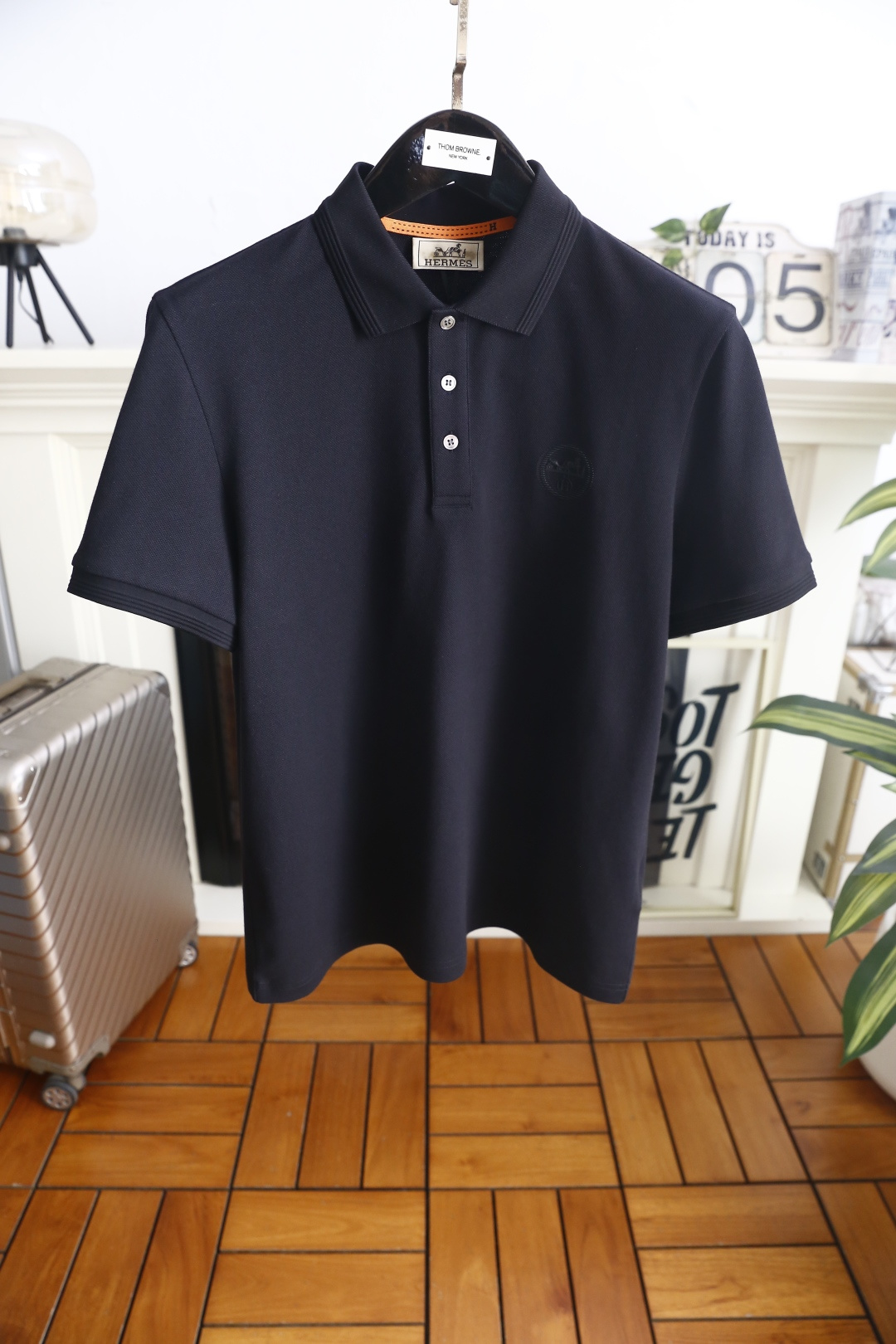 🔥爱马仕.26夏季新品！时尚男士利落翻领Polo衫👍搭配三粒扣门襟，勾勒经典雅致的版型线条。领部细节考究