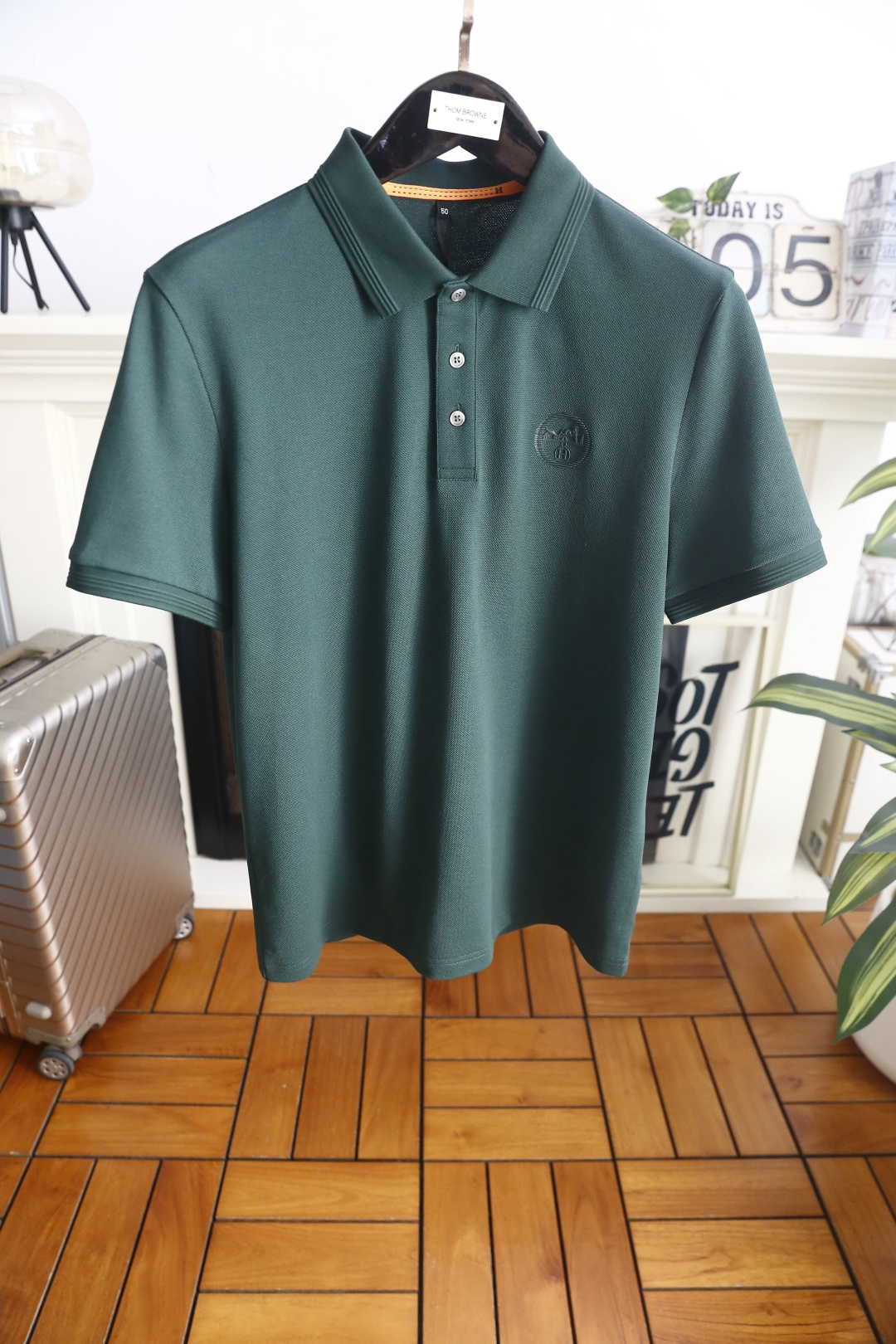 🔥爱马仕.26夏季新品！时尚男士利落翻领Polo衫👍搭配三粒扣门襟，勾勒经典雅致的版型线条。领部细节考究