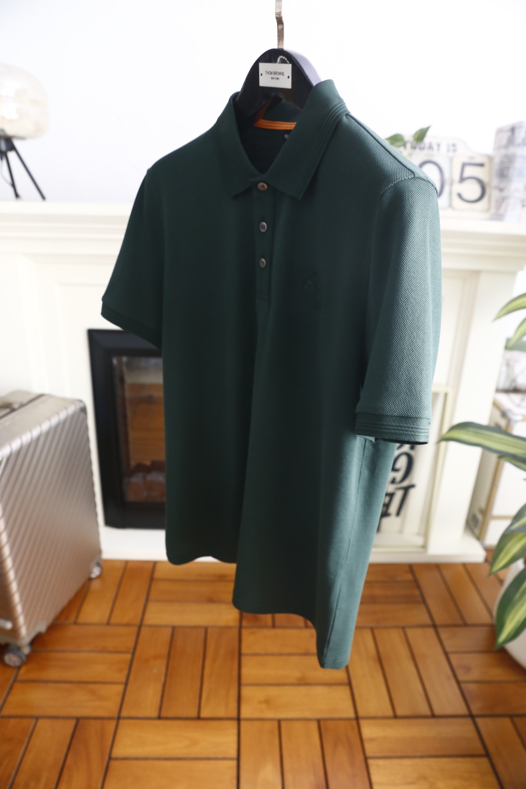 🔥爱马仕.26夏季新品！时尚男士利落翻领Polo衫👍搭配三粒扣门襟，勾勒经典雅致的版型线条。领部细节考究