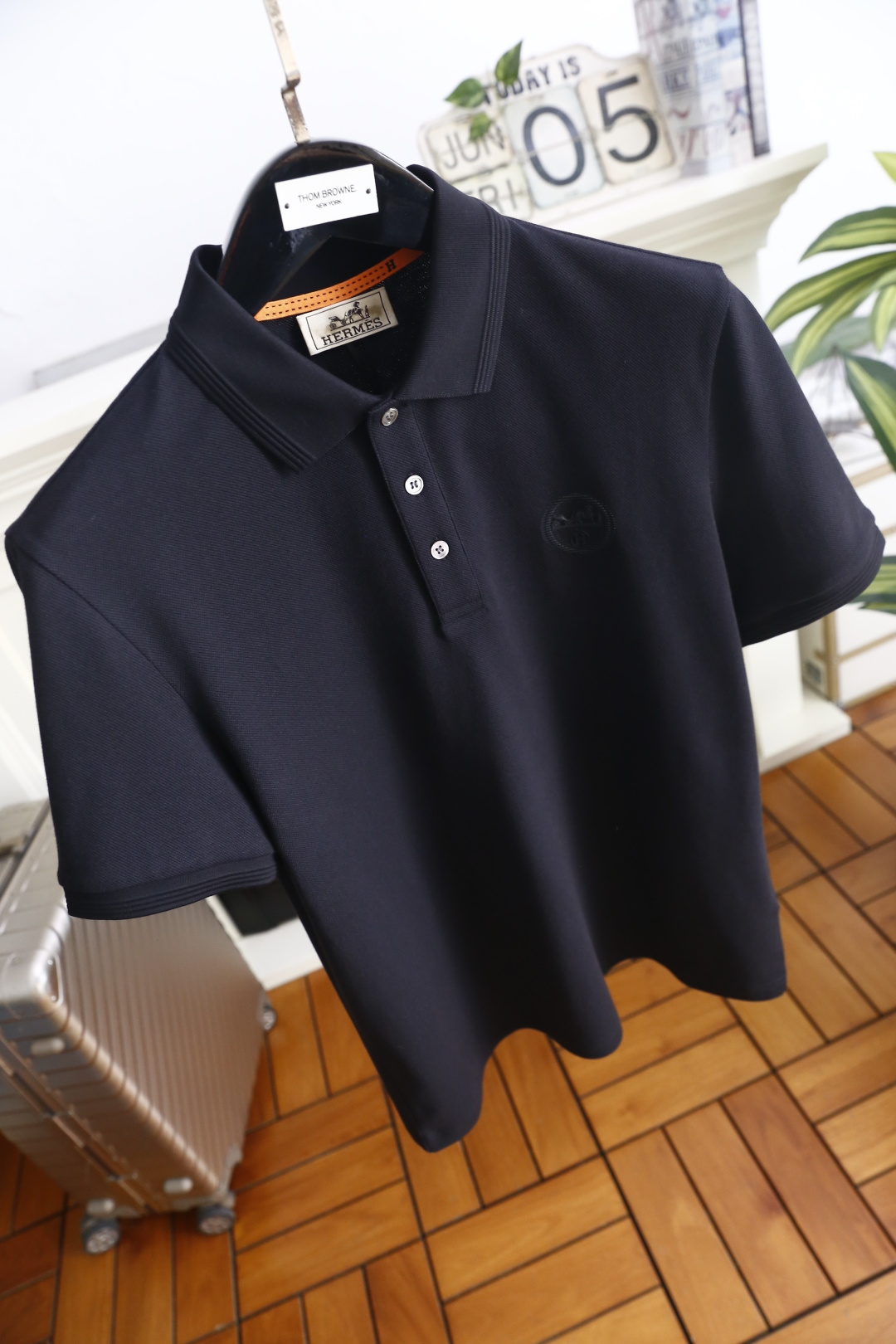 🔥爱马仕.26夏季新品！时尚男士利落翻领Polo衫👍搭配三粒扣门襟，勾勒经典雅致的版型线条。领部细节考究