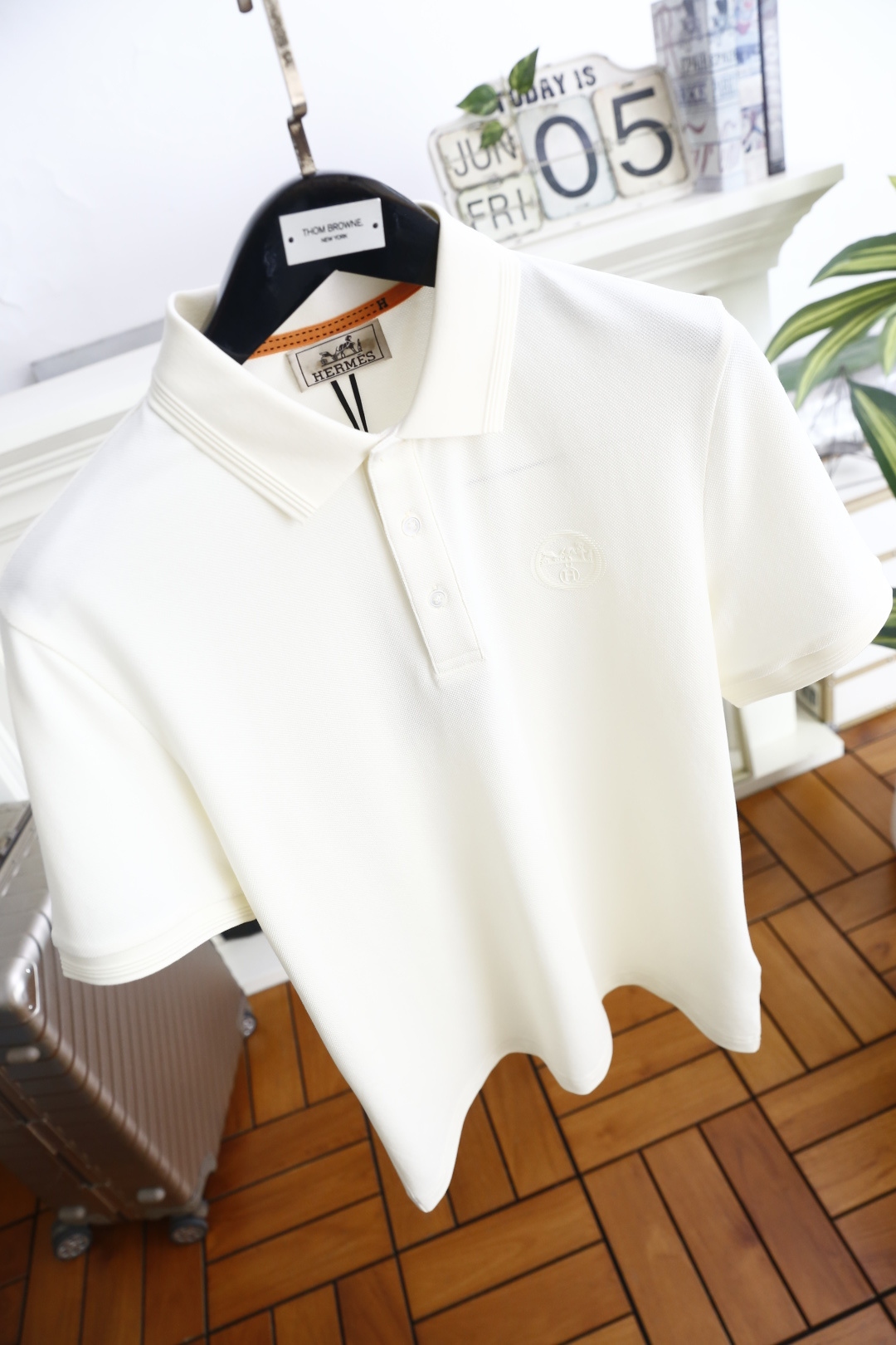 🔥爱马仕.26夏季新品！时尚男士利落翻领Polo衫👍搭配三粒扣门襟，勾勒经典雅致的版型线条。领部细节考究