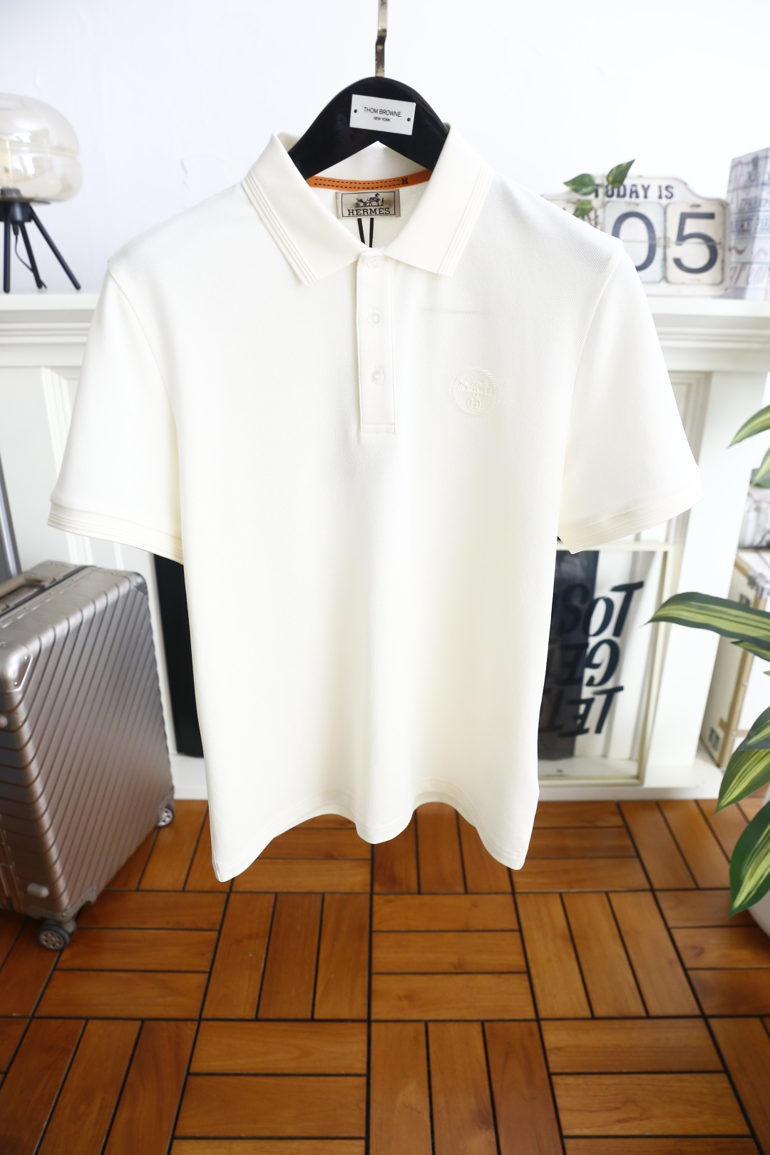🔥爱马仕.26夏季新品！时尚男士利落翻领Polo衫👍搭配三粒扣门襟，勾勒经典雅致的版型线条。领部细节考究