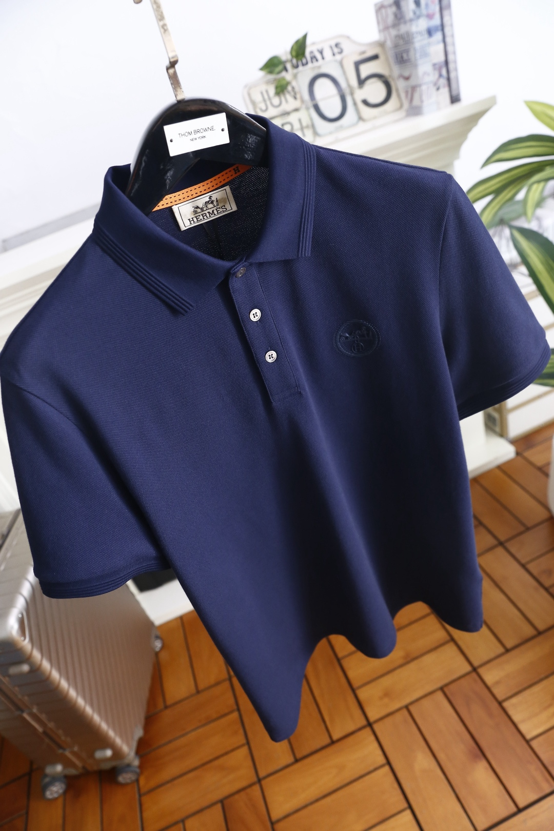 🔥爱马仕.26夏季新品！时尚男士利落翻领Polo衫👍搭配三粒扣门襟，勾勒经典雅致的版型线条。领部细节考究