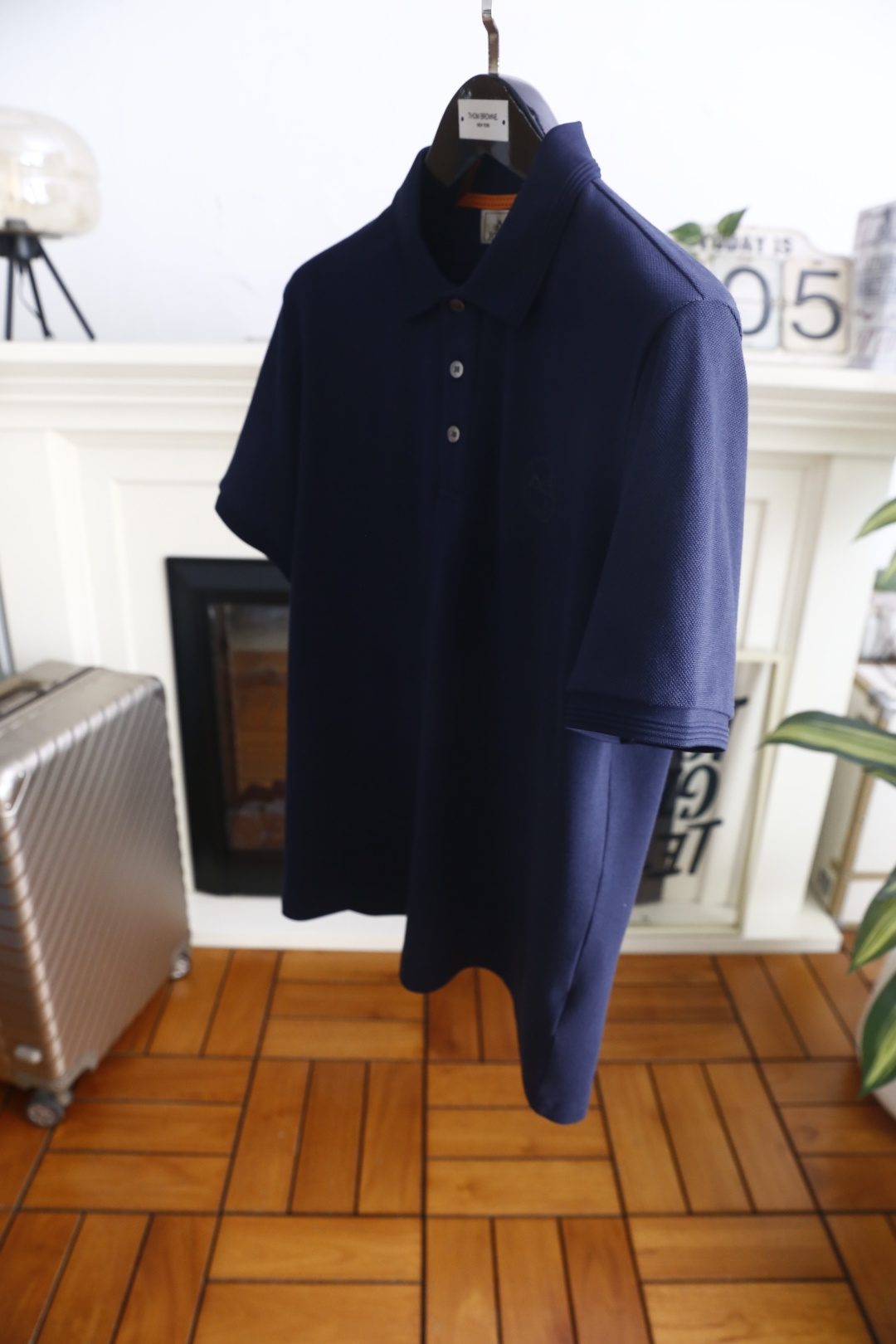 🔥爱马仕.26夏季新品！时尚男士利落翻领Polo衫👍搭配三粒扣门襟，勾勒经典雅致的版型线条。领部细节考究