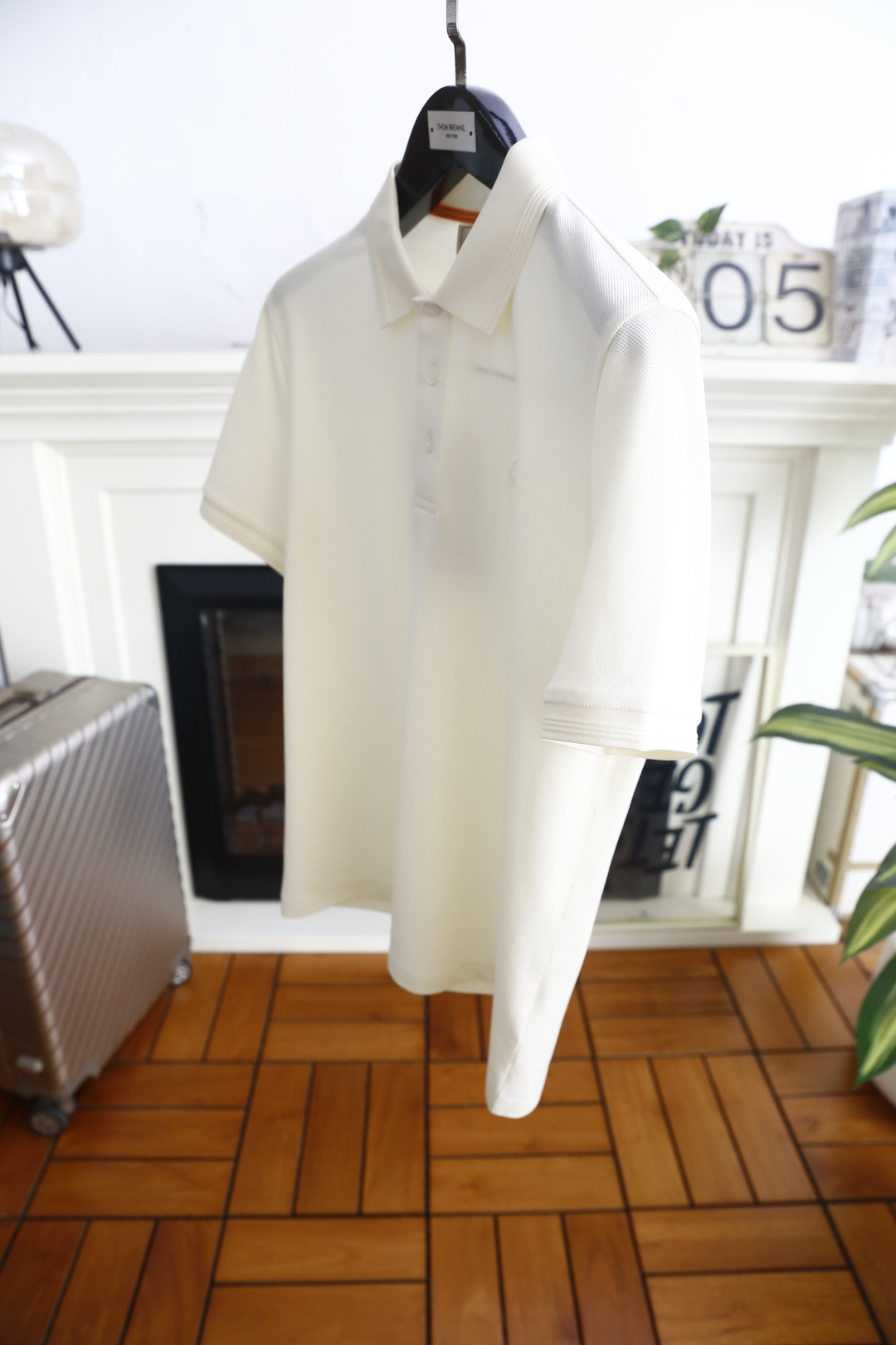 🔥爱马仕.26夏季新品！时尚男士利落翻领Polo衫👍搭配三粒扣门襟，勾勒经典雅致的版型线条。领部细节考究