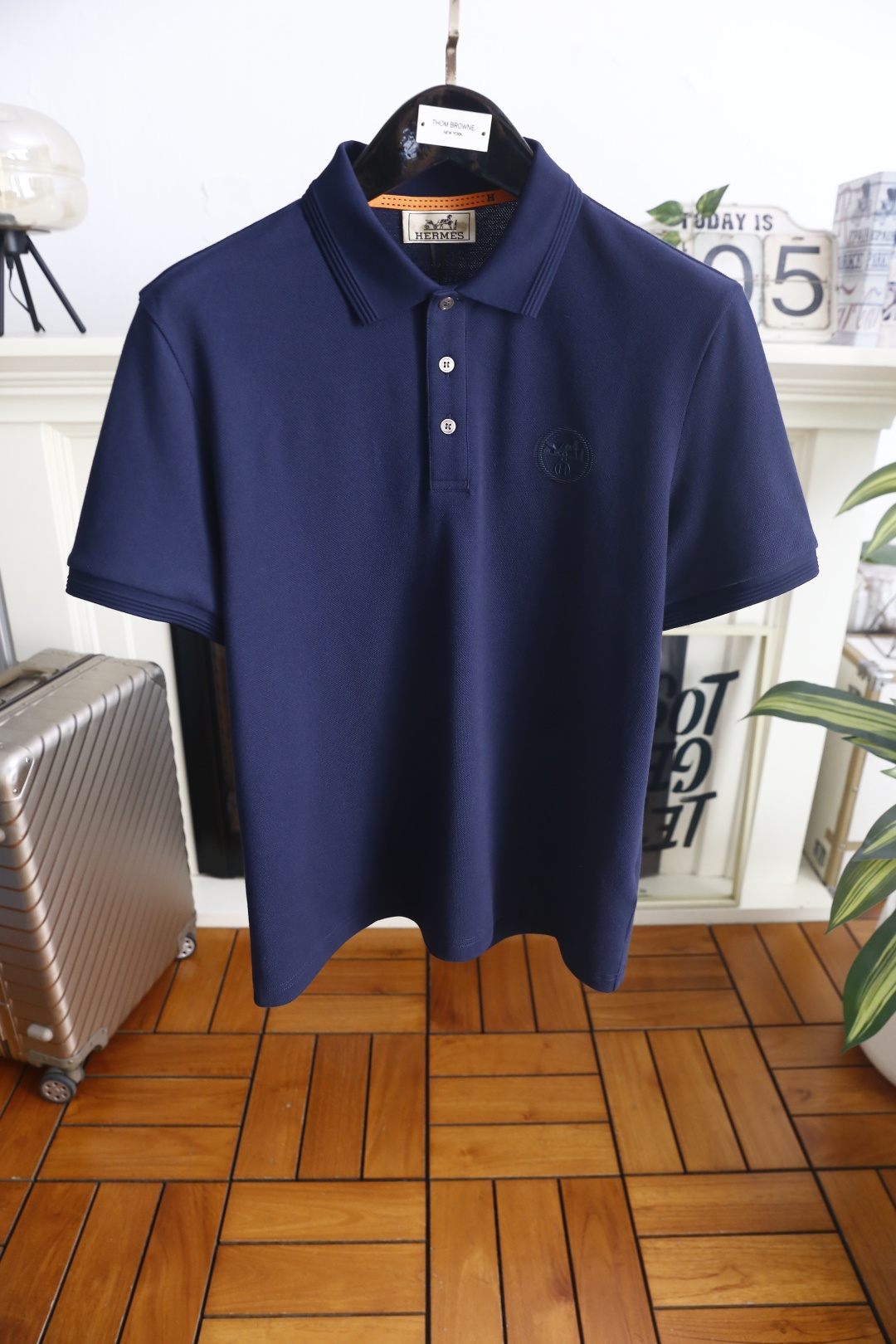 🔥爱马仕.26夏季新品！时尚男士利落翻领Polo衫👍搭配三粒扣门襟，勾勒经典雅致的版型线条。领部细节考究