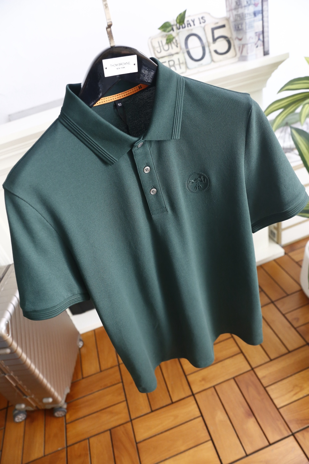🔥爱马仕.26夏季新品！时尚男士利落翻领Polo衫👍搭配三粒扣门襟，勾勒经典雅致的版型线条。领部细节考究