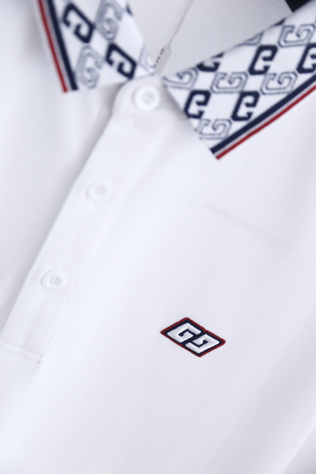 🔥古驰.26夏季新品！时尚男士百搭短袖👍领部满印复古纹样，搭配撞色细边勾勒层次，经典翻领配三粒扣门襟利落