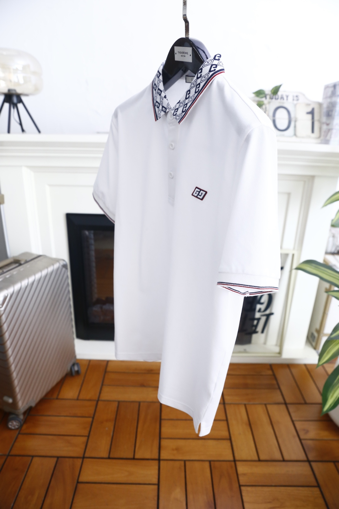 🔥古驰.26夏季新品！时尚男士百搭短袖👍领部满印复古纹样，搭配撞色细边勾勒层次，经典翻领配三粒扣门襟利落