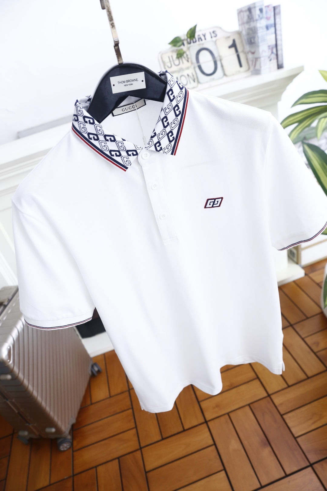 🔥古驰.26夏季新品！时尚男士百搭短袖👍领部满印复古纹样，搭配撞色细边勾勒层次，经典翻领配三粒扣门襟利落