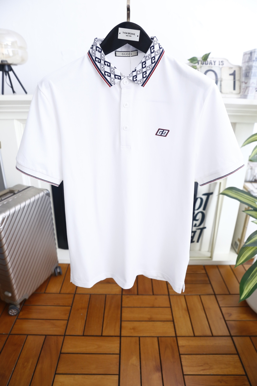 🔥古驰.26夏季新品！时尚男士百搭短袖👍领部满印复古纹样，搭配撞色细边勾勒层次，经典翻领配三粒扣门襟利落