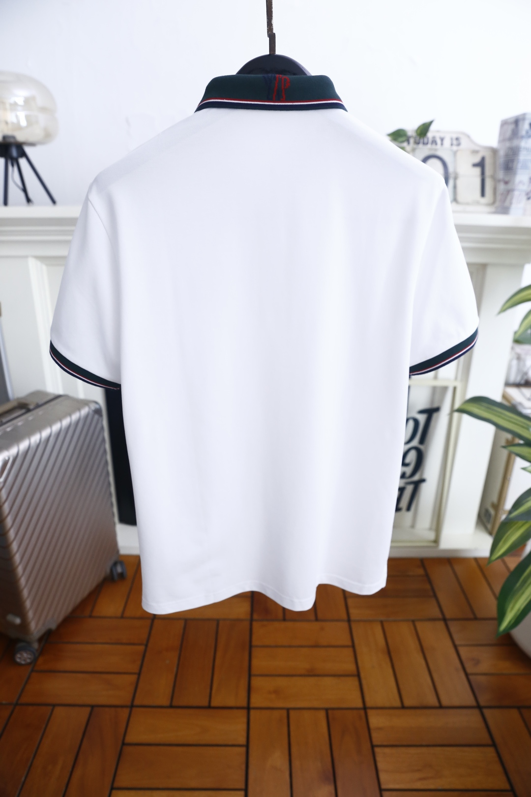 🔥蒙口.26夏季新品！时尚男士百搭短袖👍撞色包边翻领搭配三粒扣门襟，领沿别致弧形剪裁尽显巧思，袖口同步呼