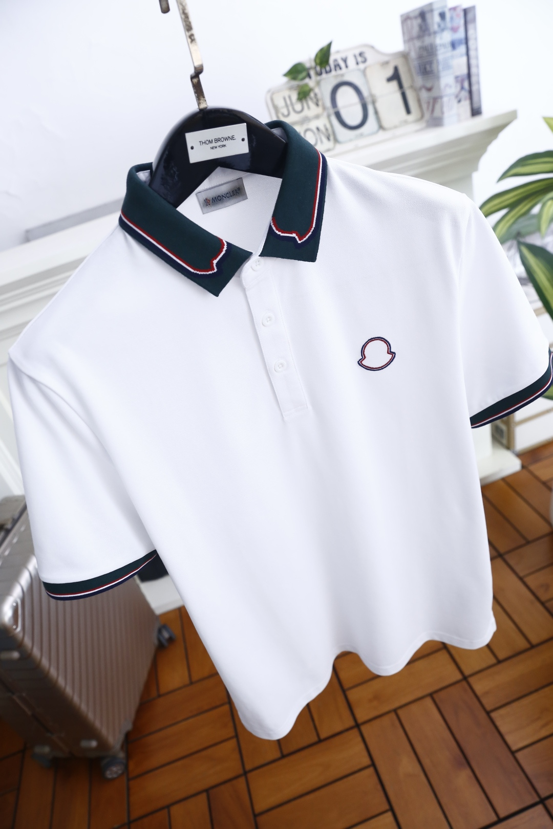 🔥蒙口.26夏季新品！时尚男士百搭短袖👍撞色包边翻领搭配三粒扣门襟，领沿别致弧形剪裁尽显巧思，袖口同步呼