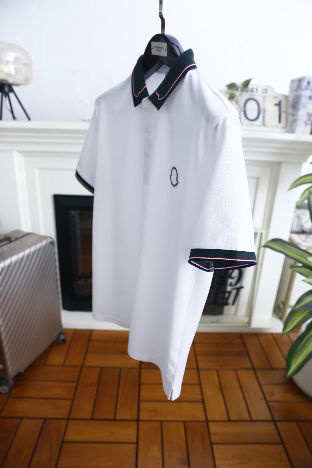 🔥蒙口.26夏季新品！时尚男士百搭短袖👍撞色包边翻领搭配三粒扣门襟，领沿别致弧形剪裁尽显巧思，袖口同步呼