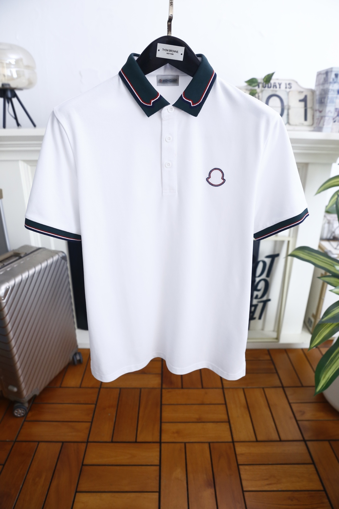 🔥蒙口.26夏季新品！时尚男士百搭短袖👍撞色包边翻领搭配三粒扣门襟，领沿别致弧形剪裁尽显巧思，袖口同步呼