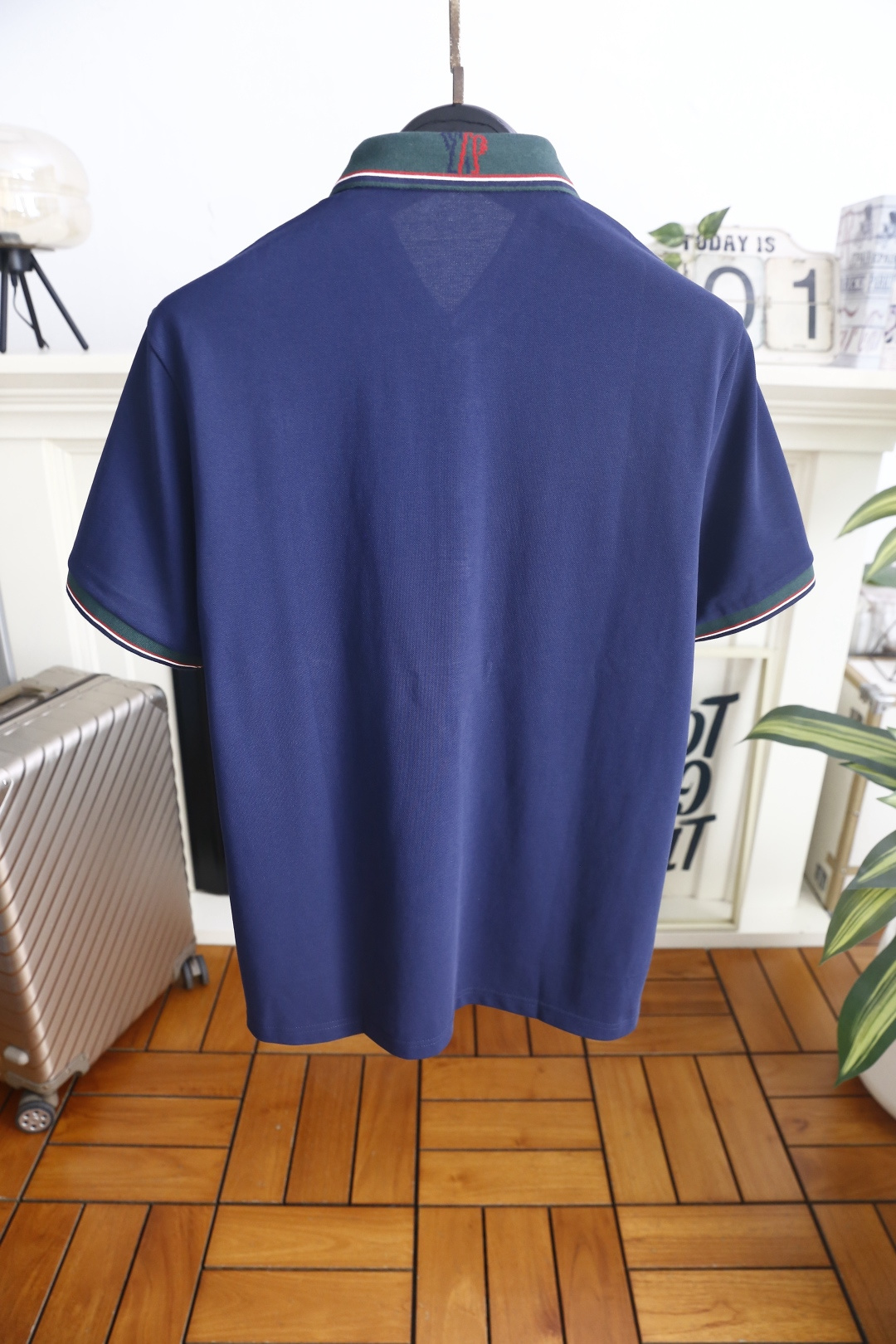 🔥蒙口.26夏季新品！时尚男士百搭短袖👍撞色包边翻领搭配三粒扣门襟，领沿别致弧形剪裁尽显巧思，袖口同步呼
