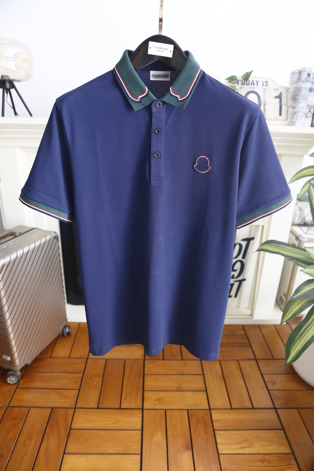 🔥蒙口.26夏季新品！时尚男士百搭短袖👍撞色包边翻领搭配三粒扣门襟，领沿别致弧形剪裁尽显巧思，袖口同步呼