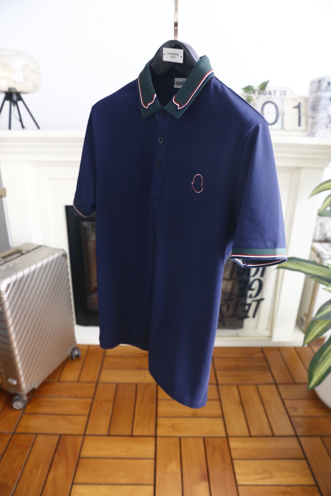 🔥蒙口.26夏季新品！时尚男士百搭短袖👍撞色包边翻领搭配三粒扣门襟，领沿别致弧形剪裁尽显巧思，袖口同步呼