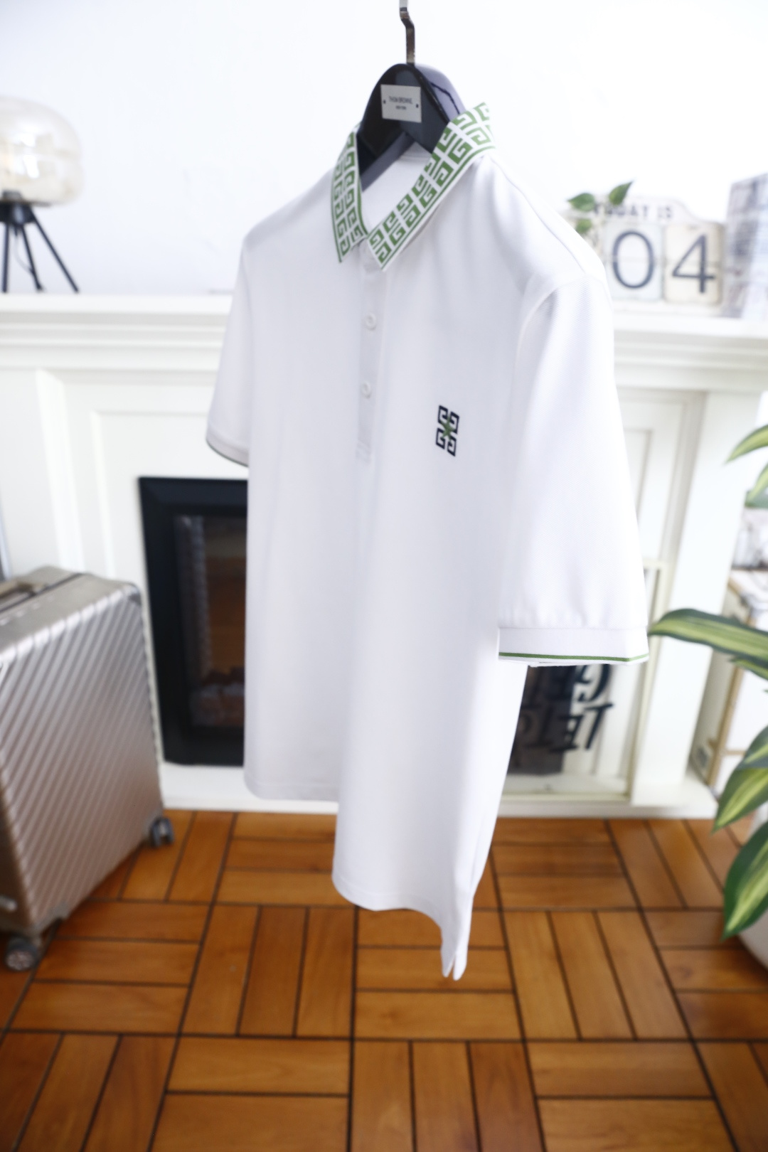 🔥纪梵希.26夏季新品！时尚男士百搭短袖👍回纹纹样装点翻领，三粒扣门襟规整利落，袖口细边设计与领部元素遥