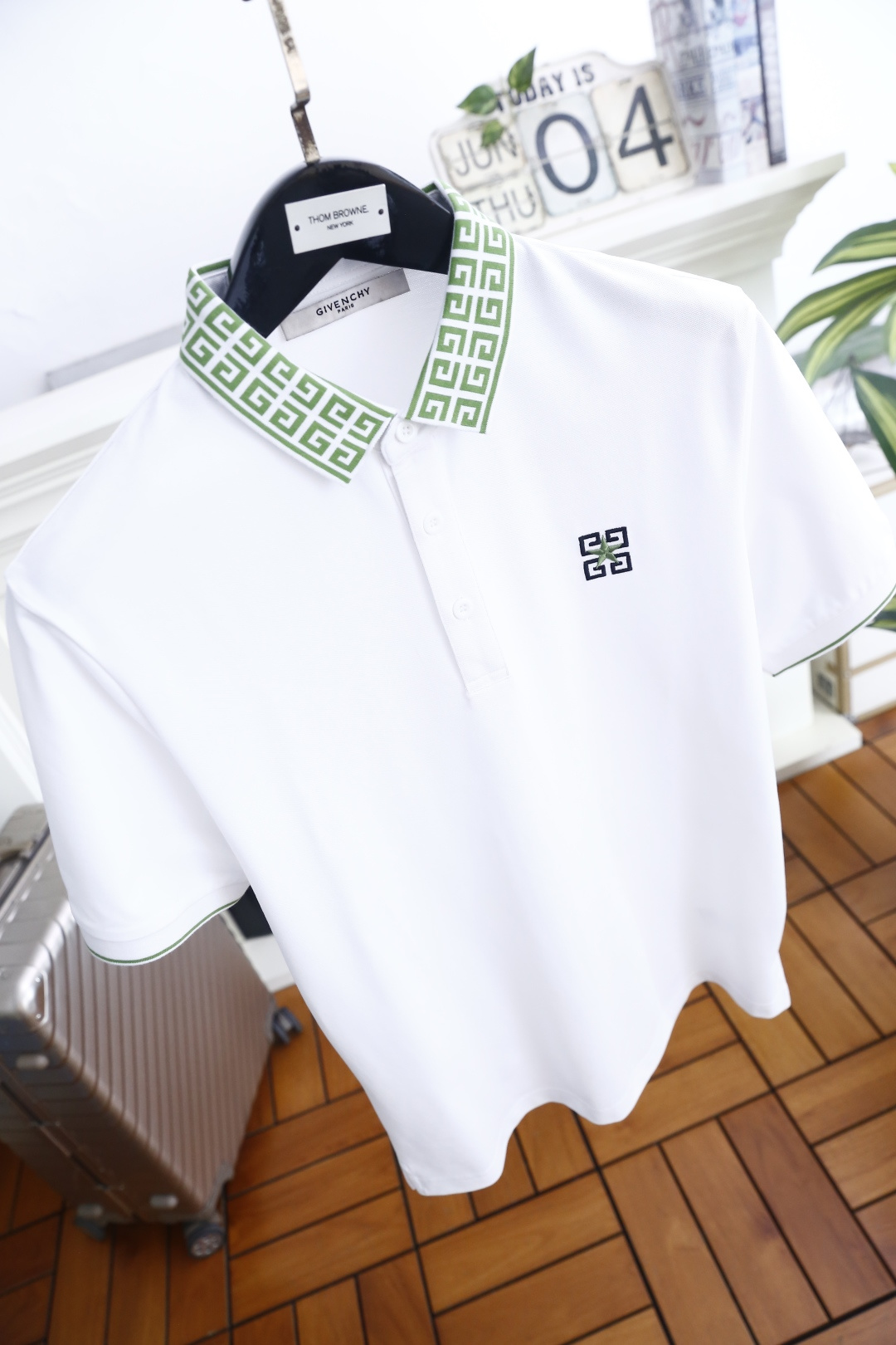 🔥纪梵希.26夏季新品！时尚男士百搭短袖👍回纹纹样装点翻领，三粒扣门襟规整利落，袖口细边设计与领部元素遥