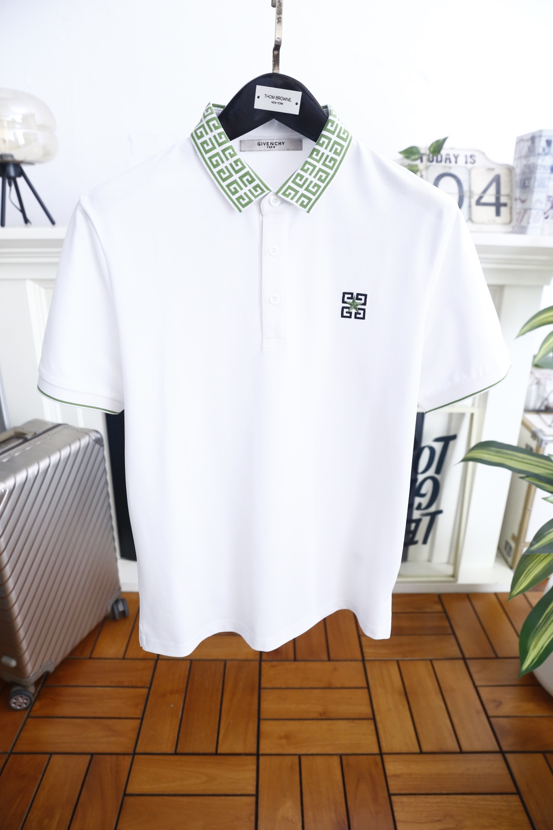 🔥纪梵希.26夏季新品！时尚男士百搭短袖👍回纹纹样装点翻领，三粒扣门襟规整利落，袖口细边设计与领部元素遥