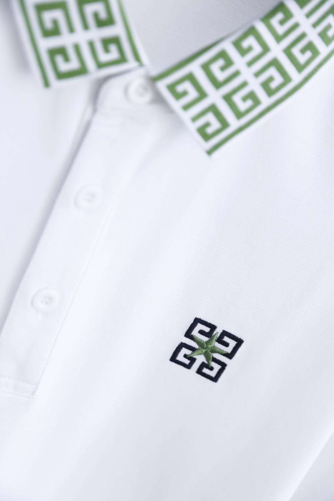 🔥纪梵希.26夏季新品！时尚男士百搭短袖👍回纹纹样装点翻领，三粒扣门襟规整利落，袖口细边设计与领部元素遥