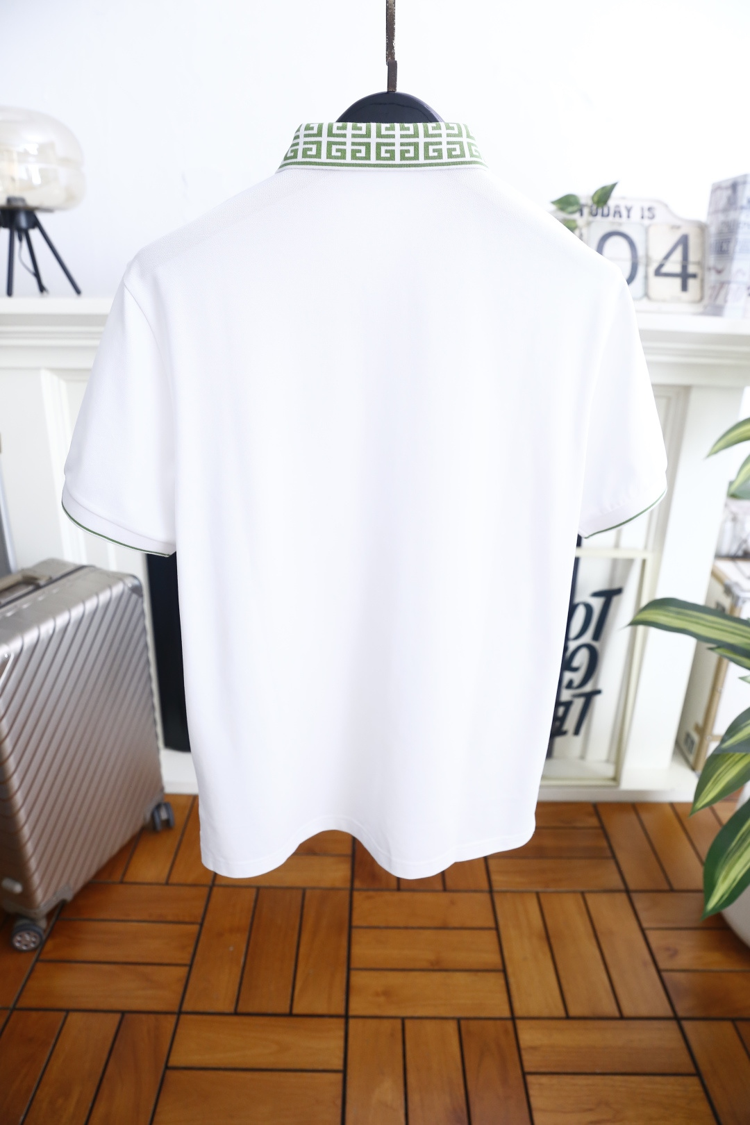 🔥纪梵希.26夏季新品！时尚男士百搭短袖👍回纹纹样装点翻领，三粒扣门襟规整利落，袖口细边设计与领部元素遥