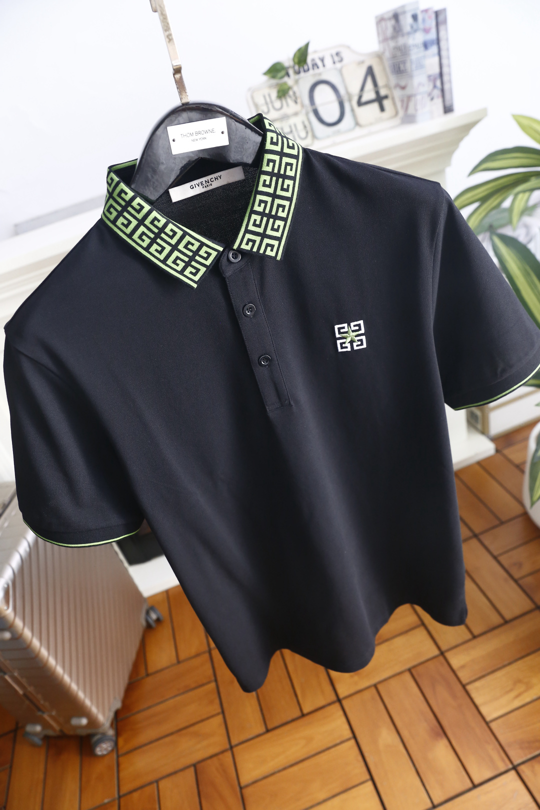 🔥纪梵希.26夏季新品！时尚男士百搭短袖👍回纹纹样装点翻领，三粒扣门襟规整利落，袖口细边设计与领部元素遥