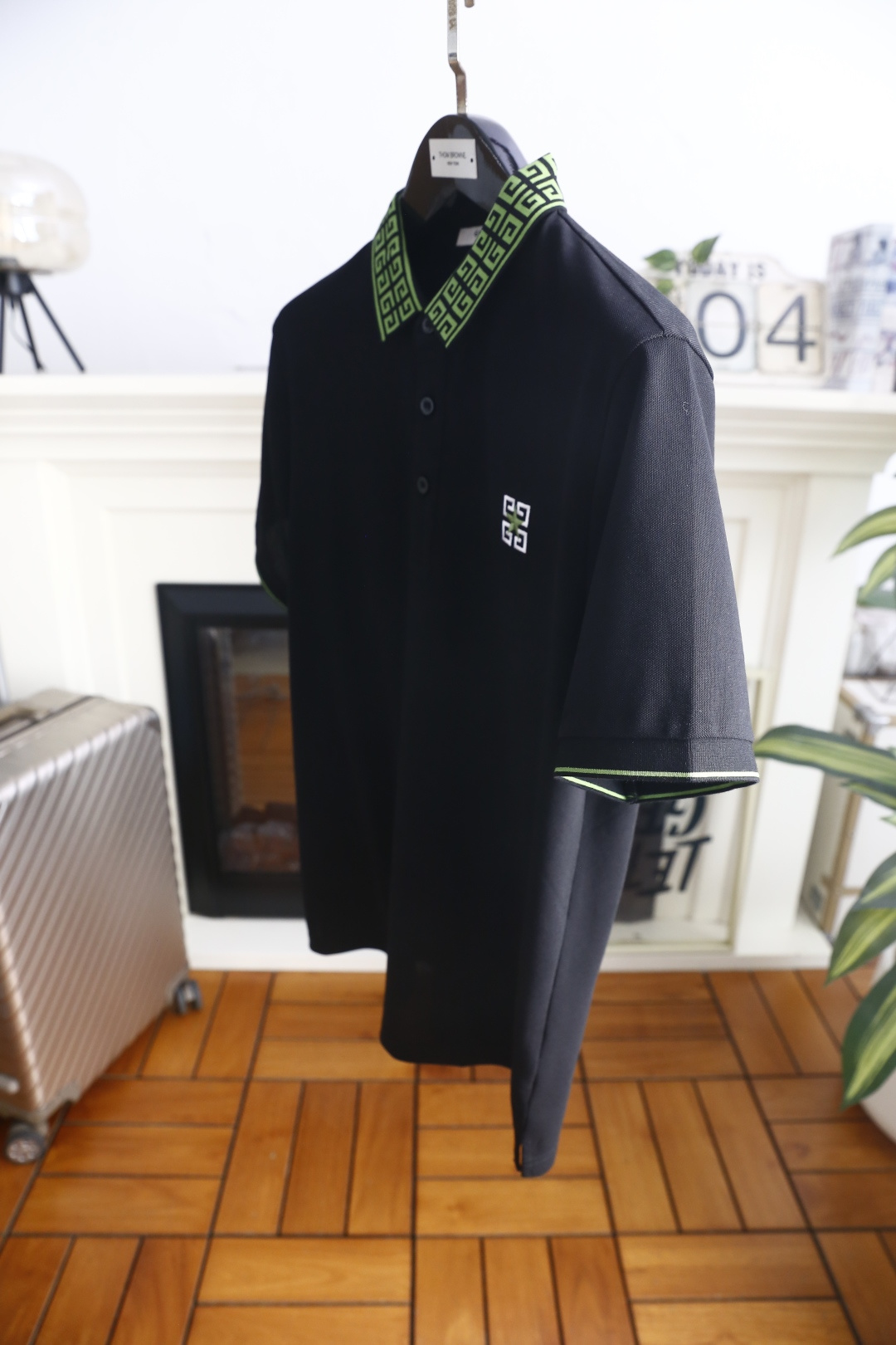 🔥纪梵希.26夏季新品！时尚男士百搭短袖👍回纹纹样装点翻领，三粒扣门襟规整利落，袖口细边设计与领部元素遥