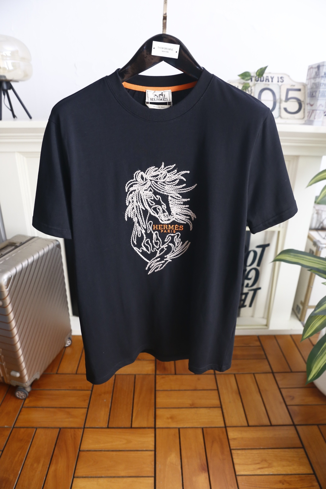 🔥爱马仕.26夏季新品！时尚男士百搭圆领基础短袖版型，领口内侧撞色饰条提升细节质感。衣身正面骏马纹样刺绣