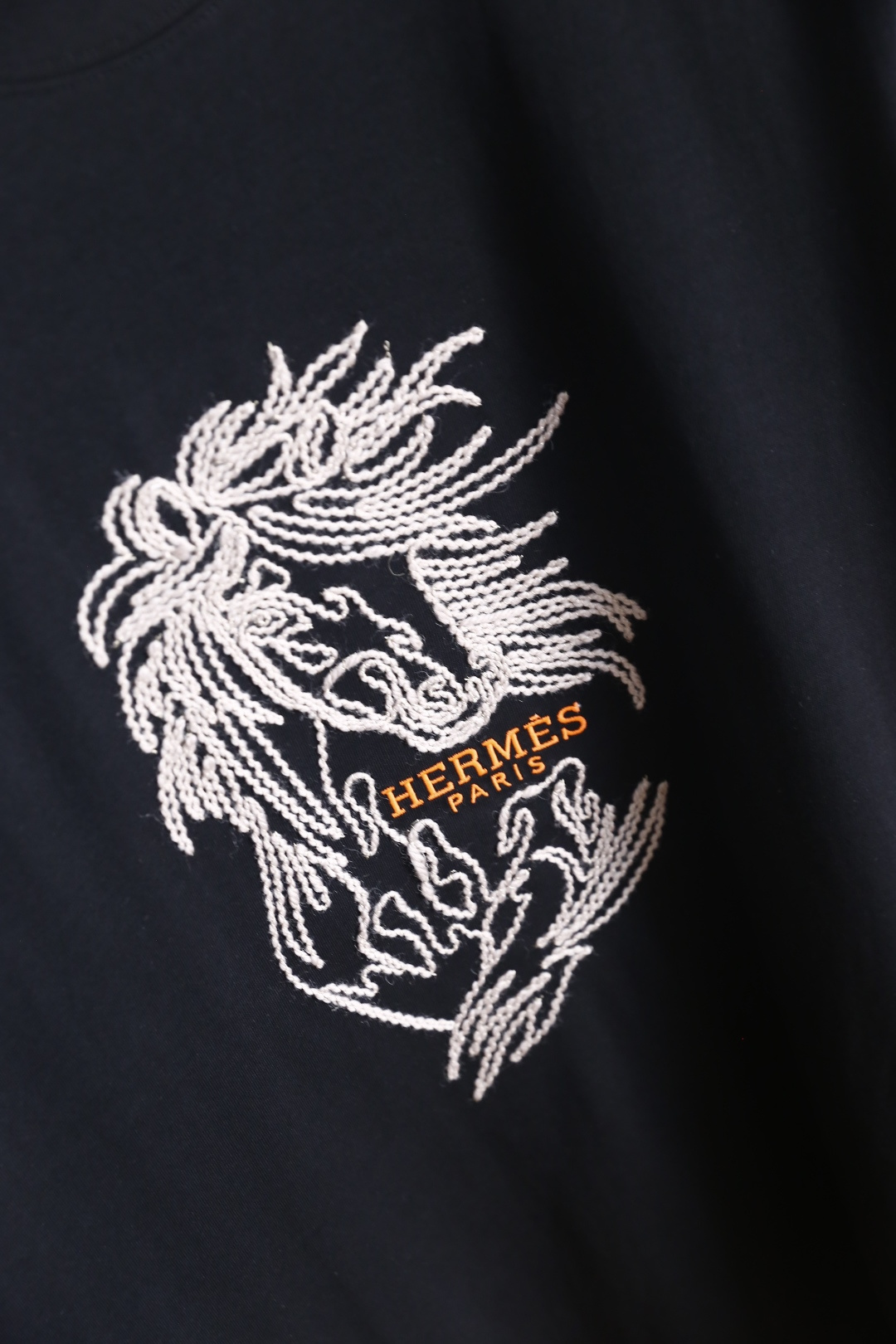 🔥爱马仕.26夏季新品！时尚男士百搭圆领基础短袖版型，领口内侧撞色饰条提升细节质感。衣身正面骏马纹样刺绣