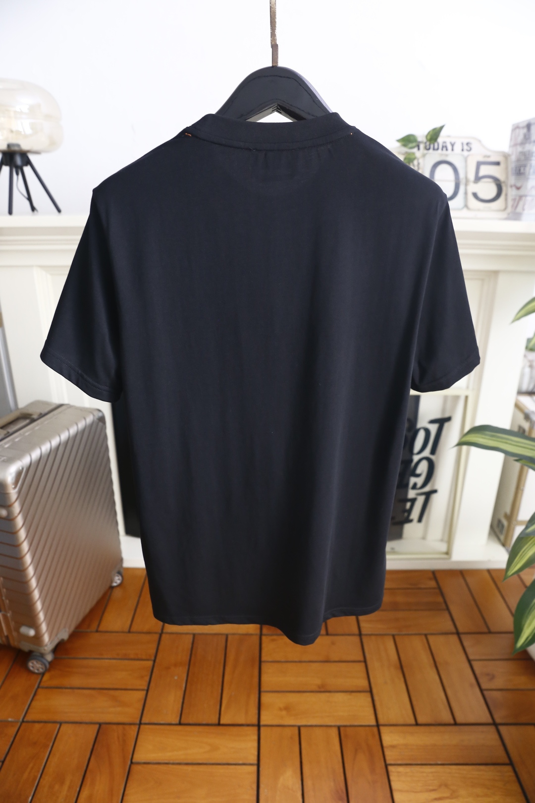 🔥爱马仕.26夏季新品！时尚男士百搭圆领基础短袖版型，领口内侧撞色饰条提升细节质感。衣身正面骏马纹样刺绣