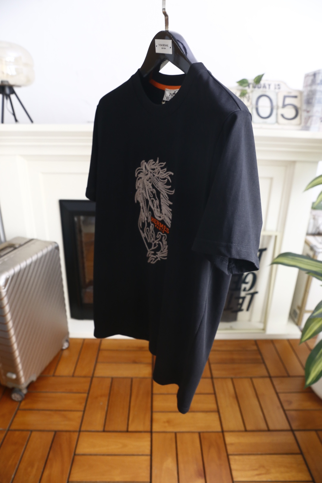 🔥爱马仕.26夏季新品！时尚男士百搭圆领基础短袖版型，领口内侧撞色饰条提升细节质感。衣身正面骏马纹样刺绣