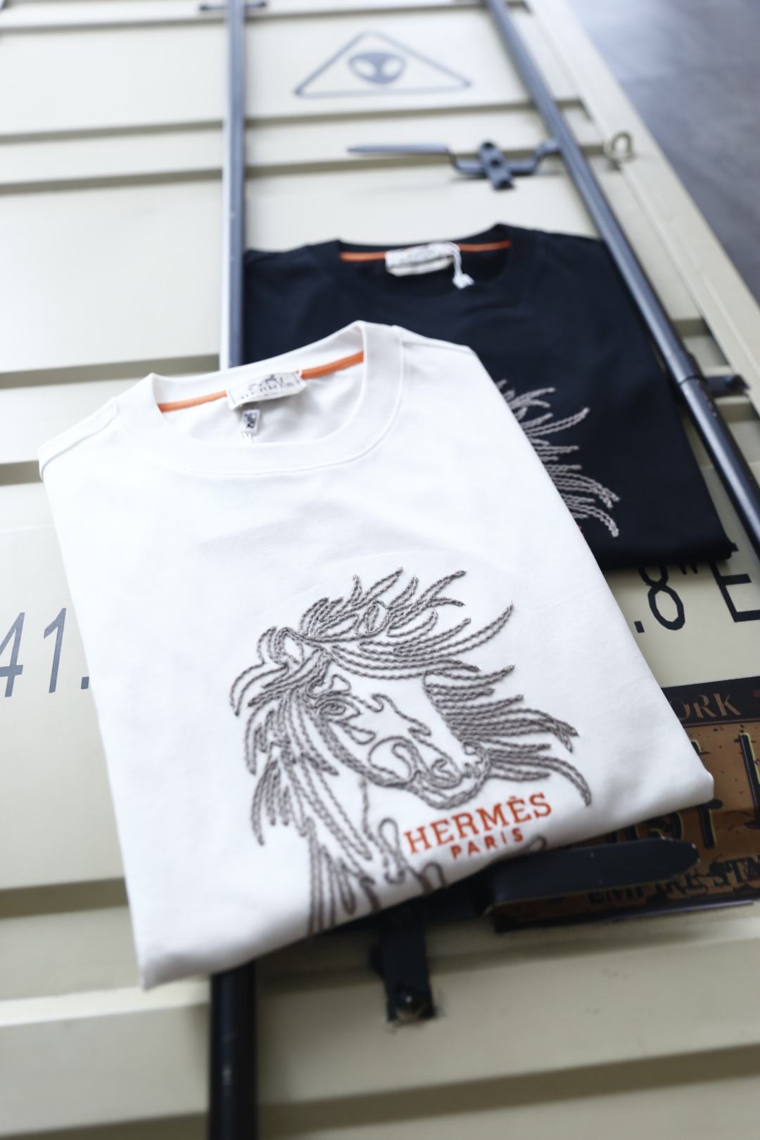 🔥爱马仕.26夏季新品！时尚男士百搭圆领基础短袖版型，领口内侧撞色饰条提升细节质感。衣身正面骏马纹样刺绣