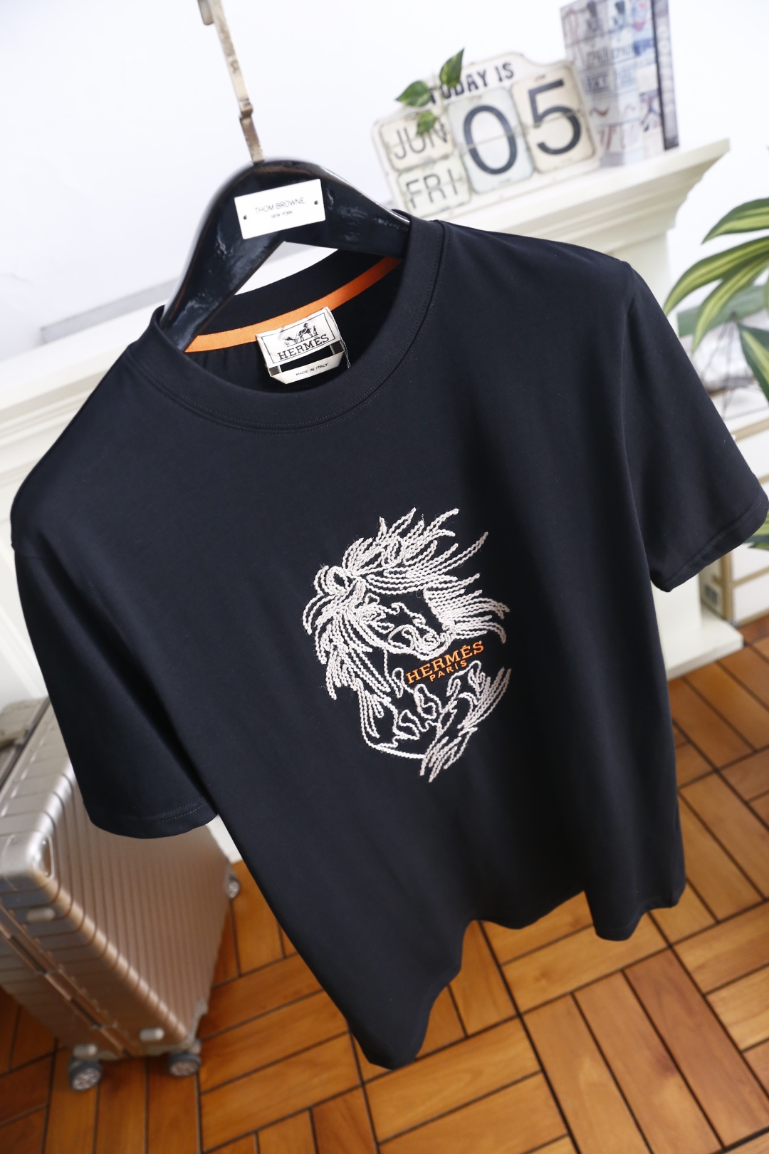 🔥爱马仕.26夏季新品！时尚男士百搭圆领基础短袖版型，领口内侧撞色饰条提升细节质感。衣身正面骏马纹样刺绣