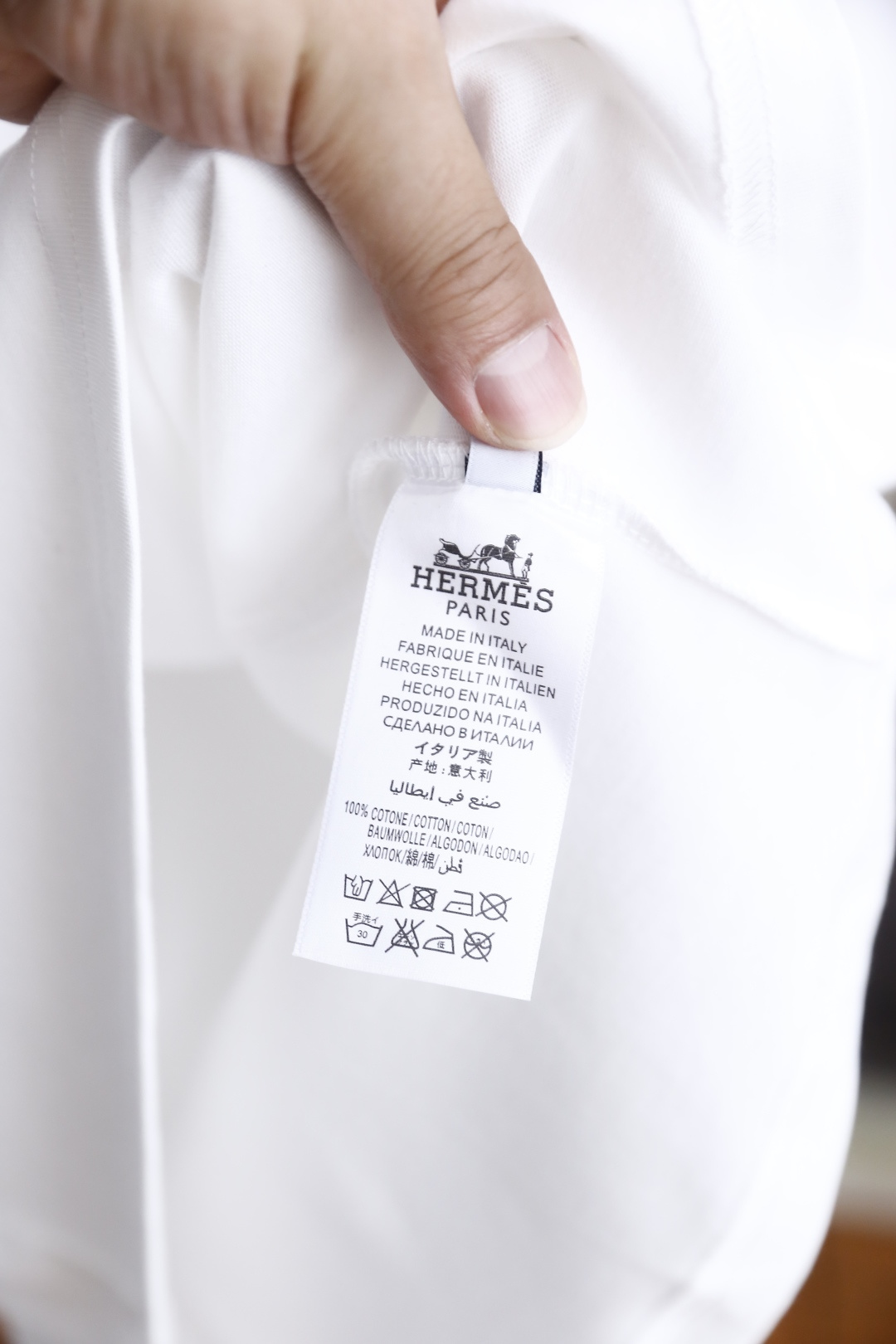 🔥爱马仕.26夏季新品！时尚男士百搭圆领基础短袖版型，领口内侧撞色饰条提升细节质感。衣身正面骏马纹样刺绣