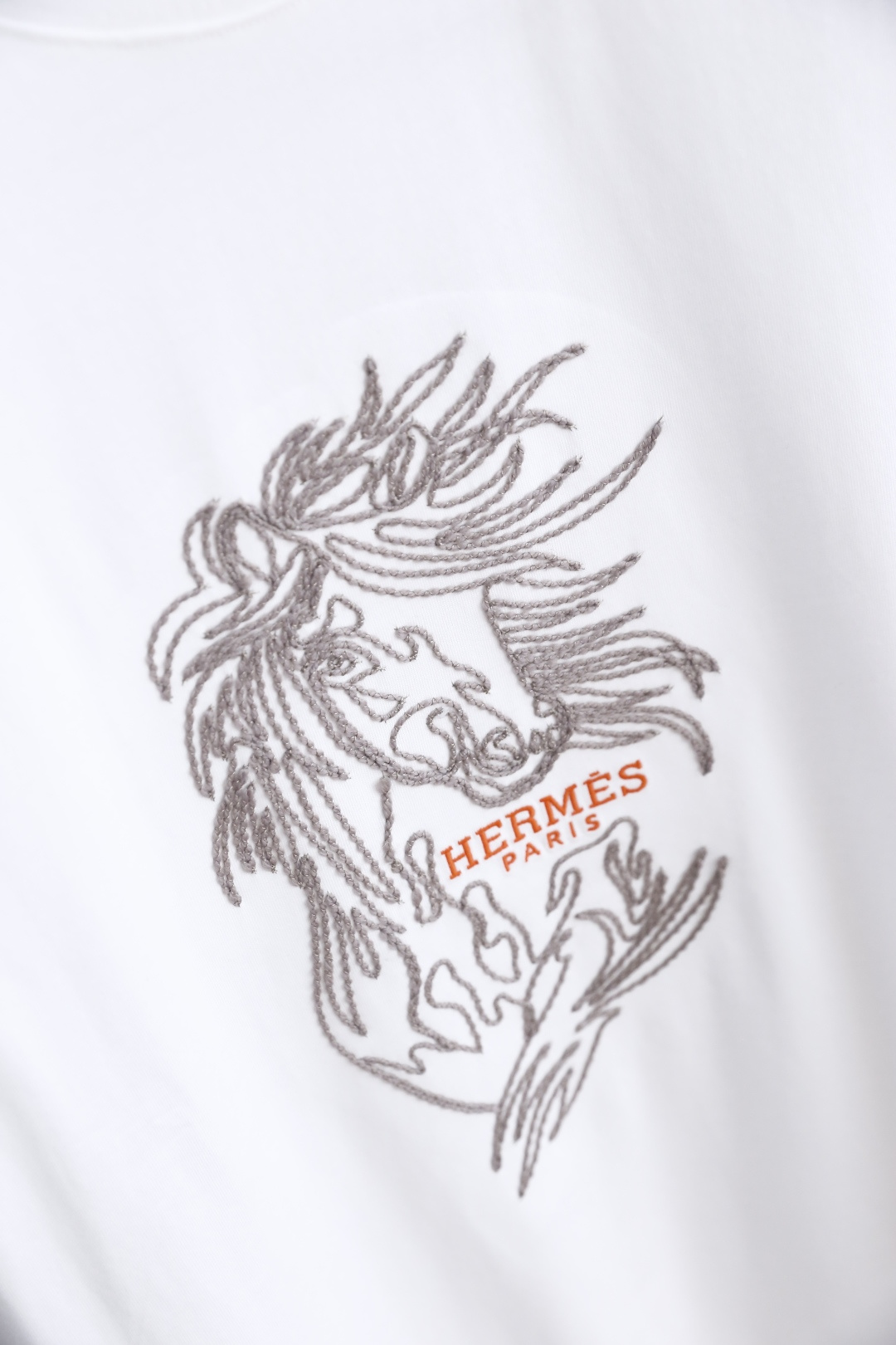 🔥爱马仕.26夏季新品！时尚男士百搭圆领基础短袖版型，领口内侧撞色饰条提升细节质感。衣身正面骏马纹样刺绣
