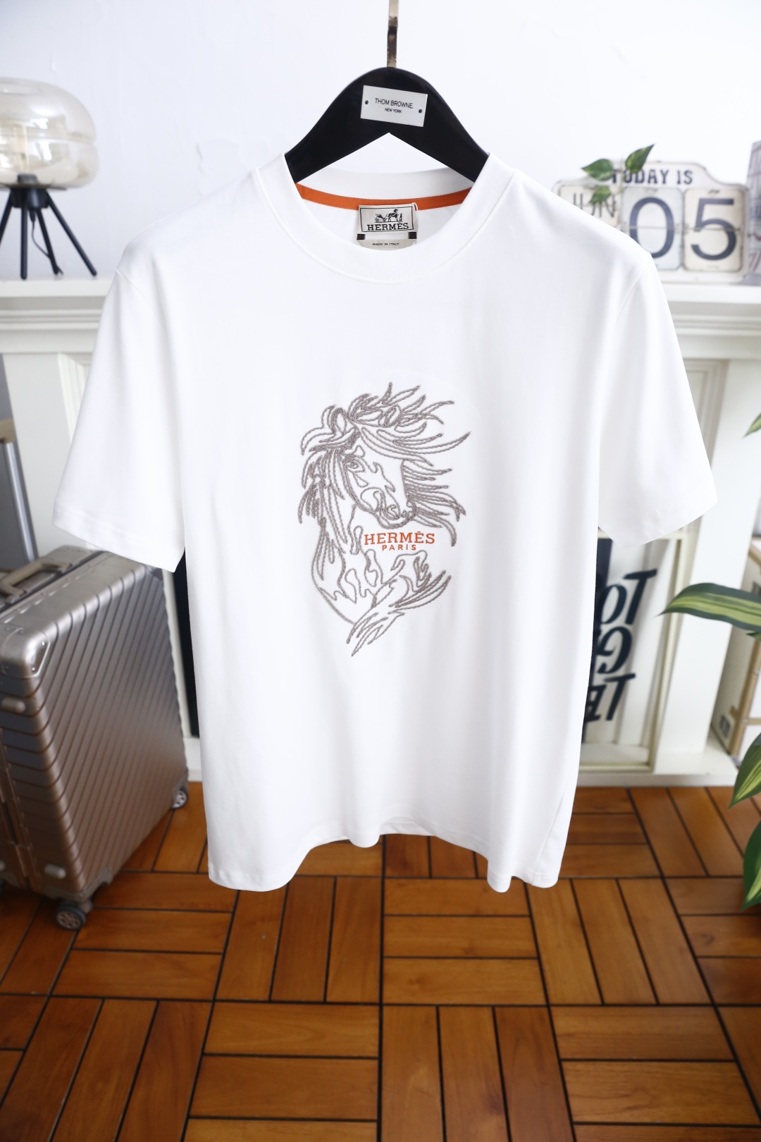 🔥爱马仕.26夏季新品！时尚男士百搭圆领基础短袖版型，领口内侧撞色饰条提升细节质感。衣身正面骏马纹样刺绣