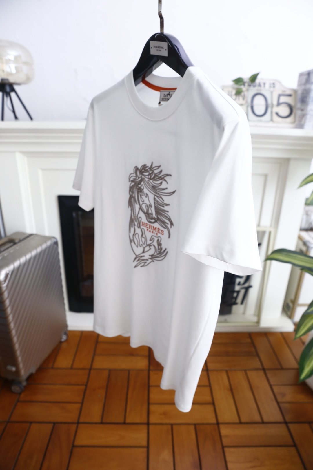 🔥爱马仕.26夏季新品！时尚男士百搭圆领基础短袖版型，领口内侧撞色饰条提升细节质感。衣身正面骏马纹样刺绣