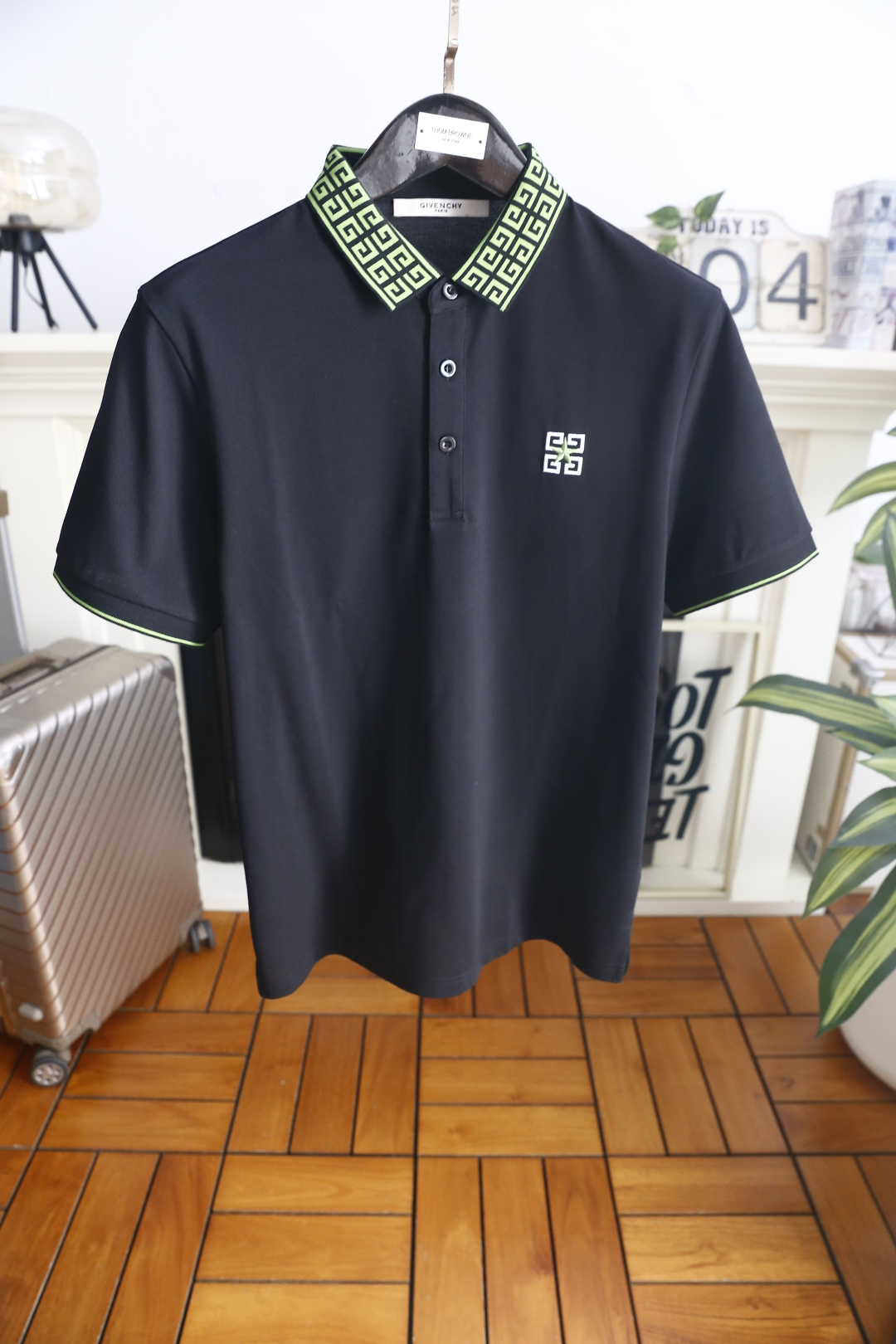🔥纪梵希.26夏季新品！时尚男士百搭短袖👍回纹纹样装点翻领，三粒扣门襟规整利落，袖口细边设计与领部元素遥