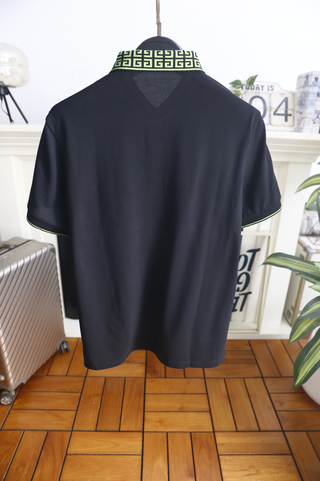 🔥纪梵希.26夏季新品！时尚男士百搭短袖👍回纹纹样装点翻领，三粒扣门襟规整利落，袖口细边设计与领部元素遥