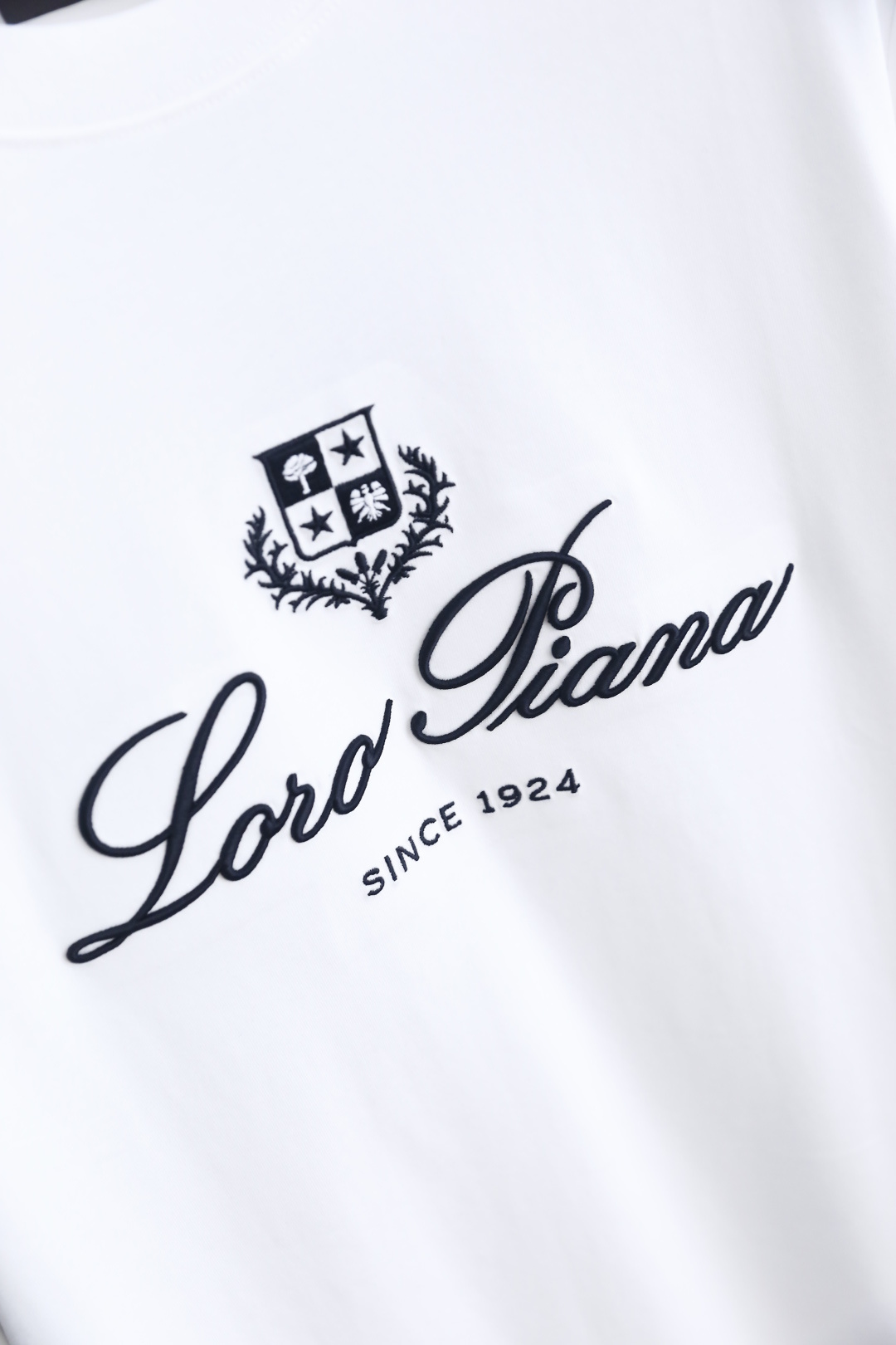 🔥Loro Piana.26夏季新品！时尚男士百搭简约圆领短袖👍衣身饰有盾形徽章纹样，搭配流畅花体字样与