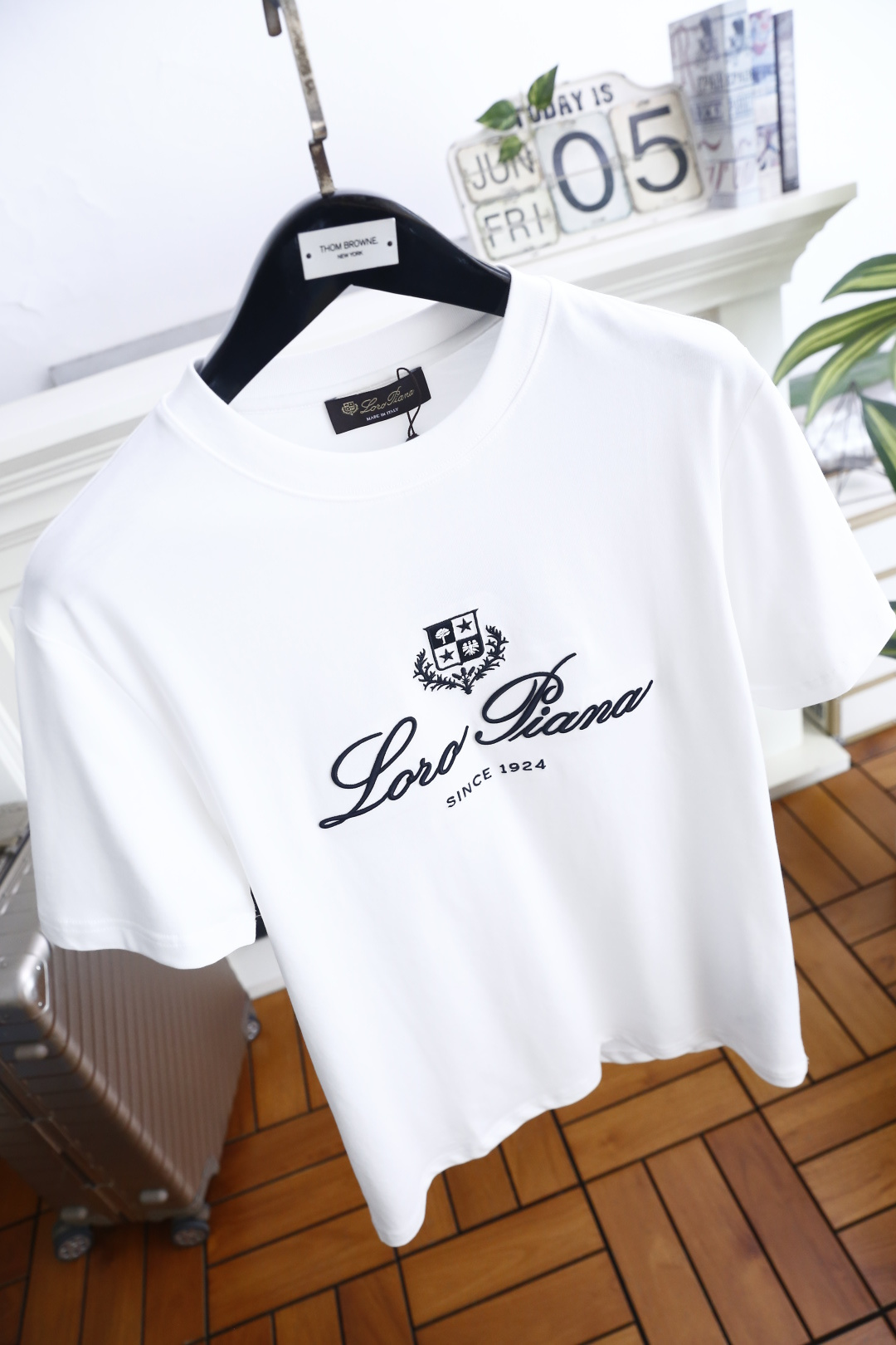 🔥Loro Piana.26夏季新品！时尚男士百搭简约圆领短袖👍衣身饰有盾形徽章纹样，搭配流畅花体字样与