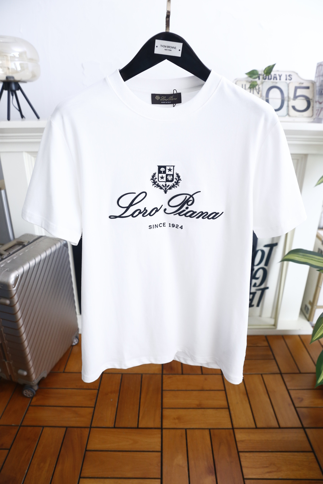 🔥Loro Piana.26夏季新品！时尚男士百搭简约圆领短袖👍衣身饰有盾形徽章纹样，搭配流畅花体字样与