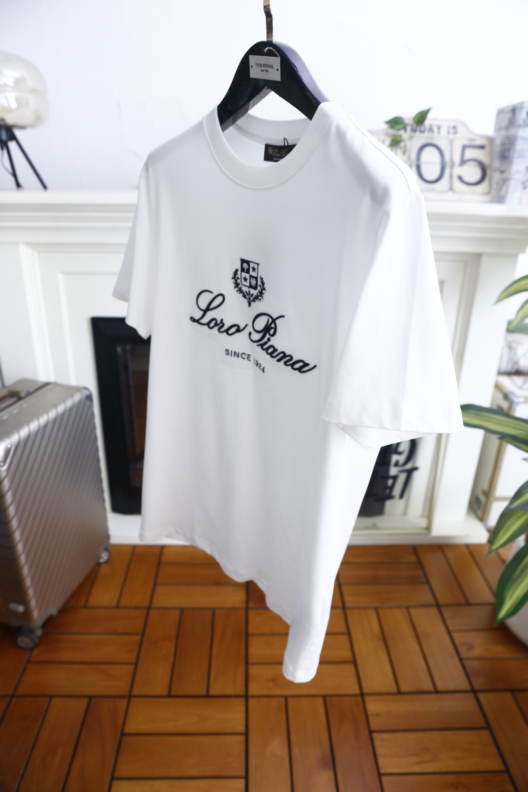 🔥Loro Piana.26夏季新品！时尚男士百搭简约圆领短袖👍衣身饰有盾形徽章纹样，搭配流畅花体字样与