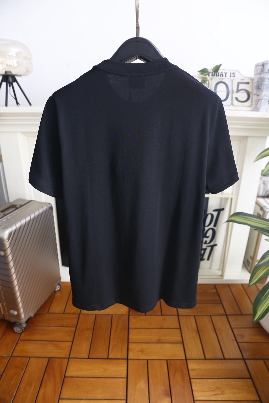 🔥巴宝莉.26夏季新品！时尚男士百搭经典圆领短袖👍领口内侧辅以撞色饰条。正面拼接格纹织带搭配骑士主题刺绣