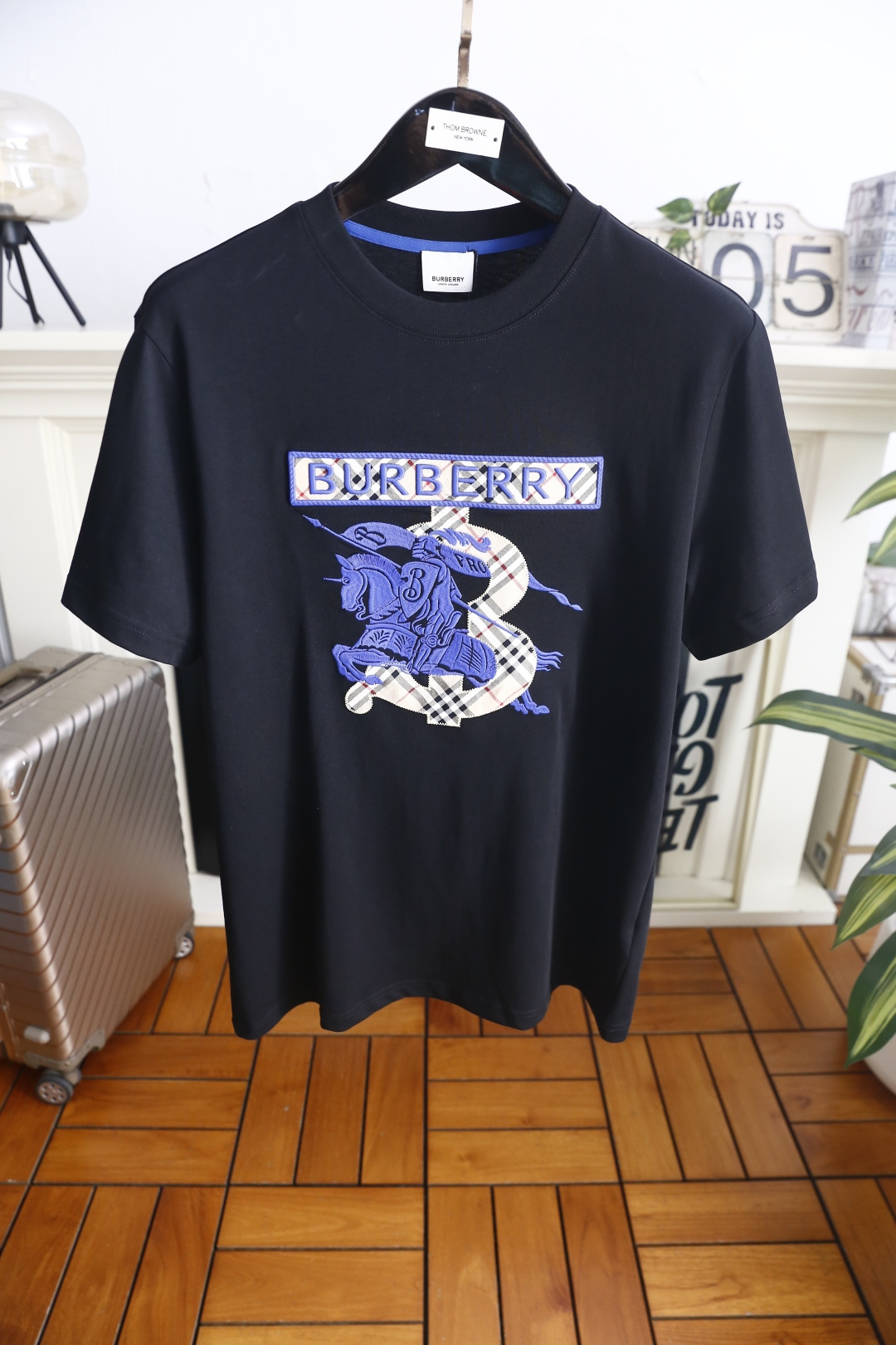 🔥巴宝莉.26夏季新品！时尚男士百搭经典圆领短袖👍领口内侧辅以撞色饰条。正面拼接格纹织带搭配骑士主题刺绣