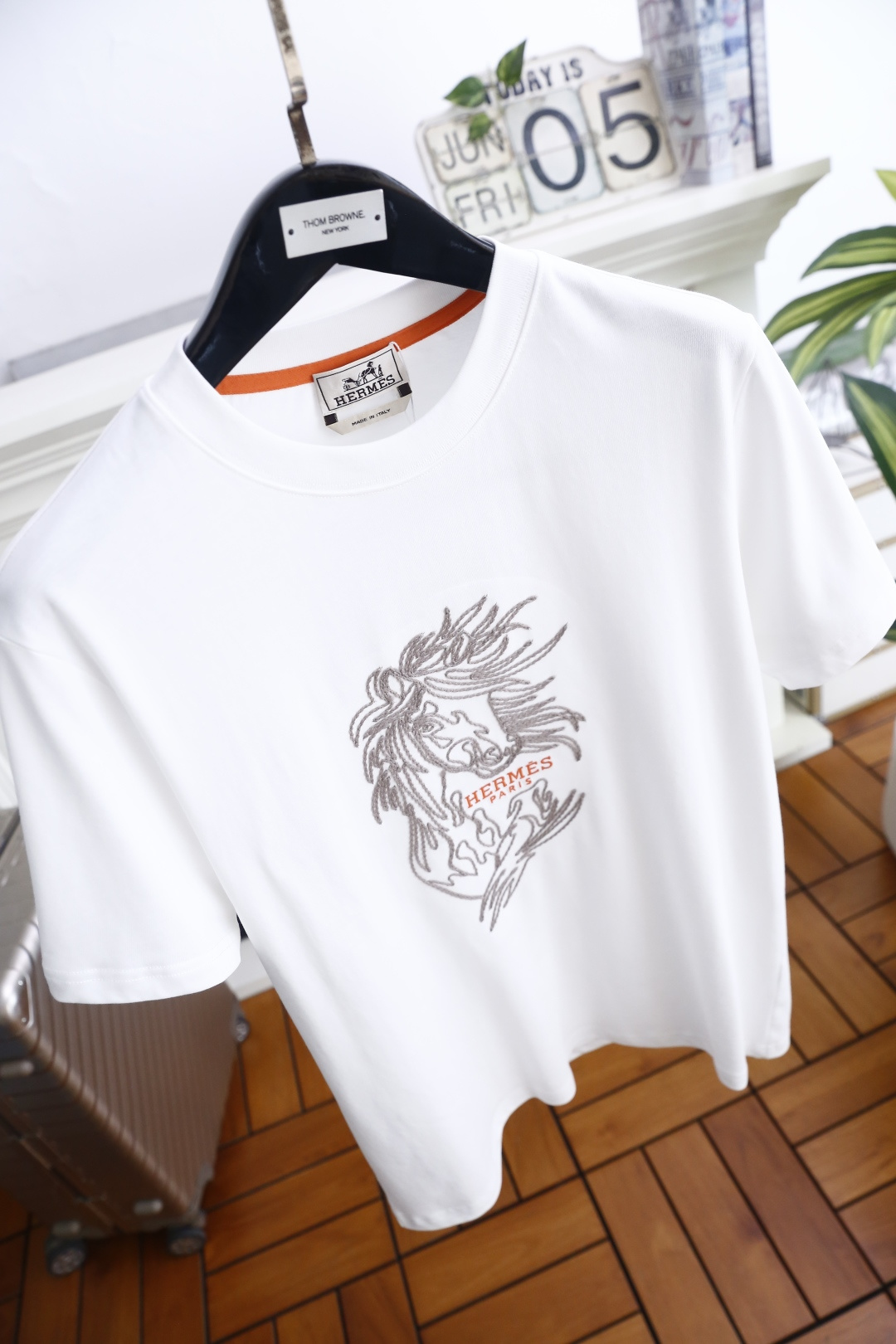 🔥爱马仕.26夏季新品！时尚男士百搭圆领基础短袖版型，领口内侧撞色饰条提升细节质感。衣身正面骏马纹样刺绣